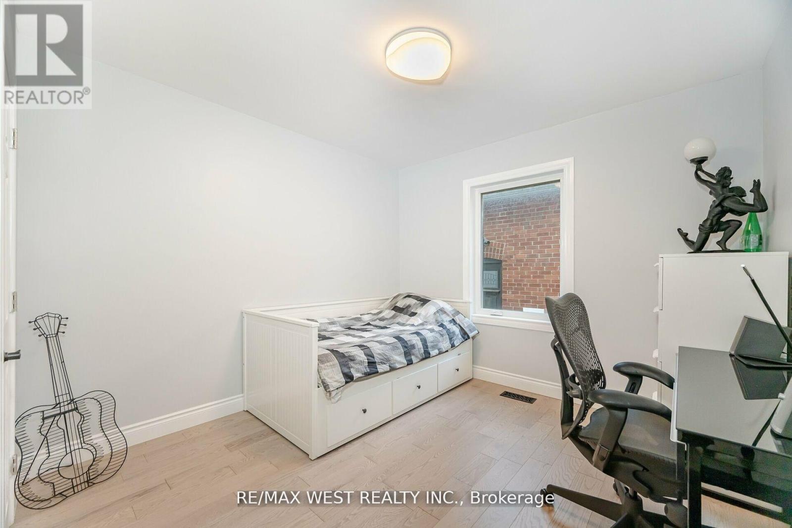 12 Gordon Park Drive, Toronto, Ontario  M9B 1J6 - Photo 15 - W12127046