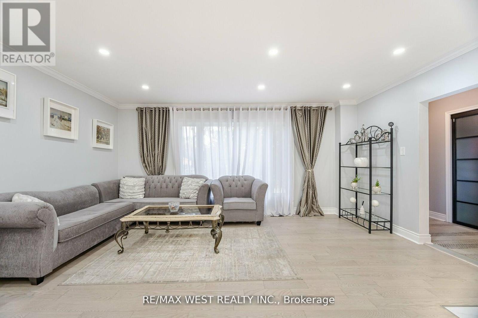 12 Gordon Park Drive, Toronto, Ontario  M9B 1J6 - Photo 2 - W12127046