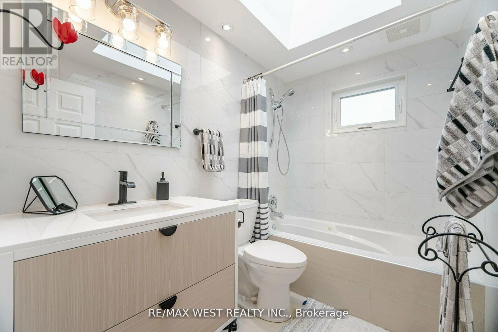 12 Gordon Park Drive, Toronto, Ontario  M9B 1J6 - Photo 24 - W12127046