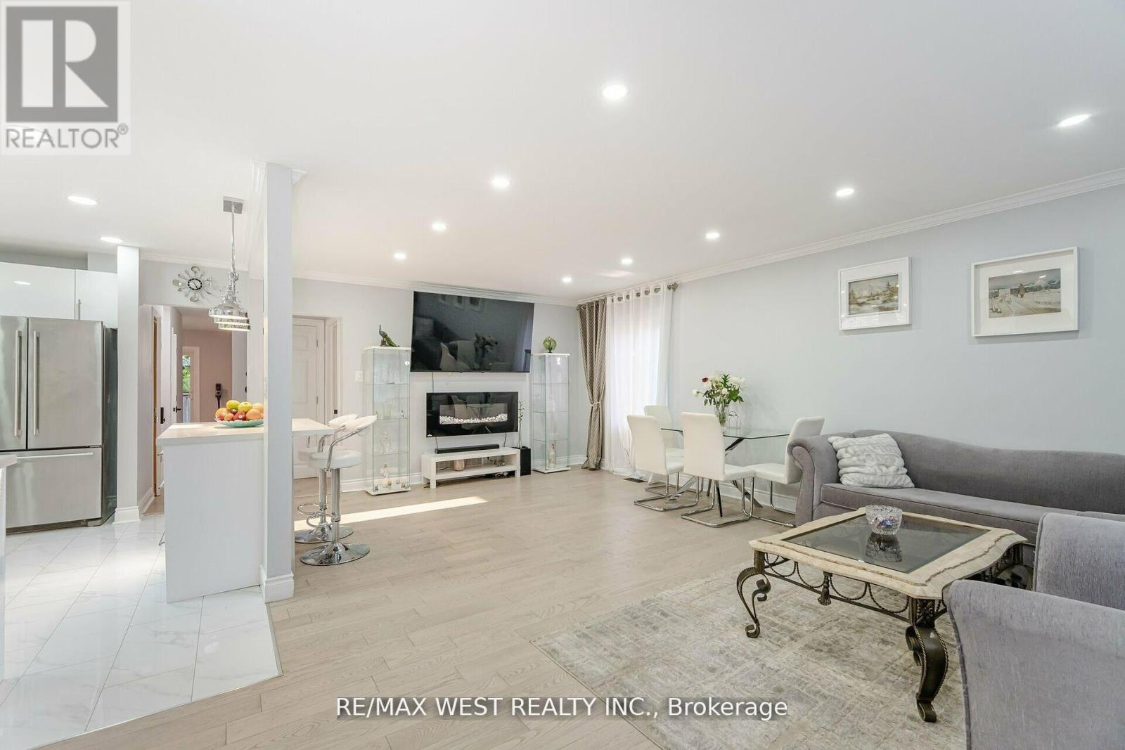 12 Gordon Park Drive, Toronto, Ontario  M9B 1J6 - Photo 3 - W12127046