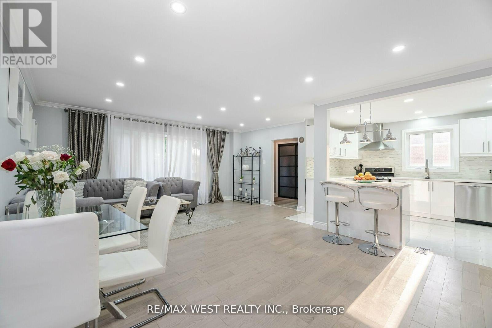 12 Gordon Park Drive, Toronto, Ontario  M9B 1J6 - Photo 5 - W12127046
