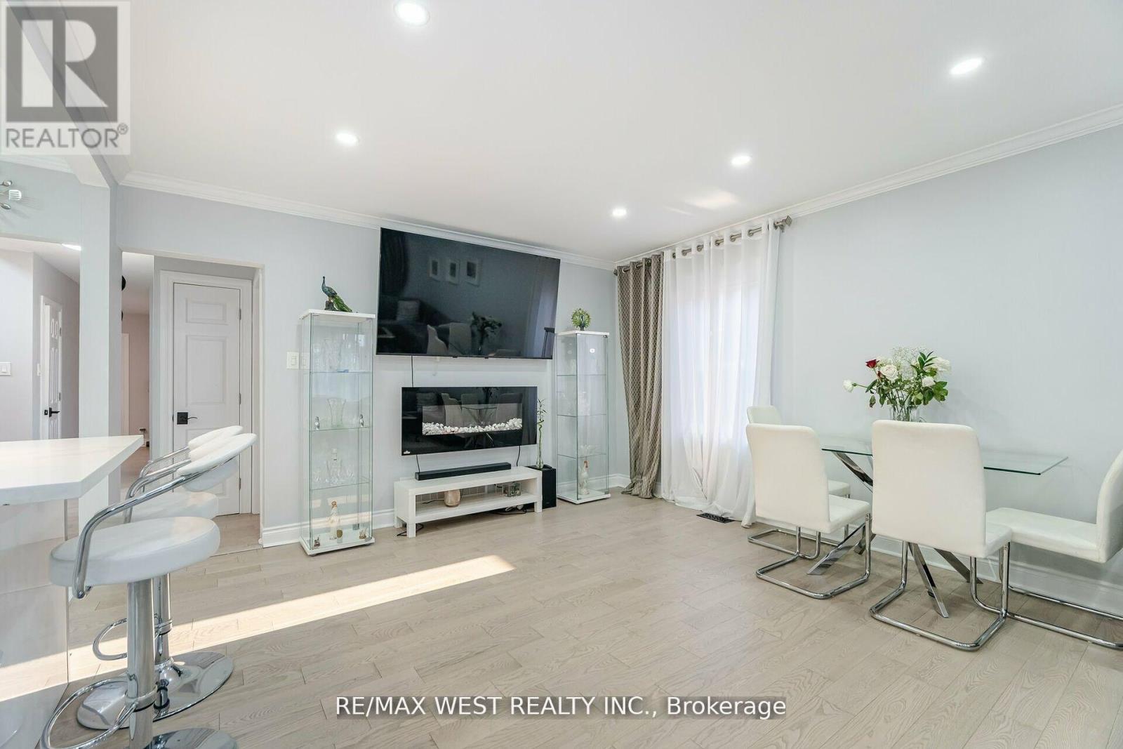 12 Gordon Park Drive, Toronto, Ontario  M9B 1J6 - Photo 6 - W12127046