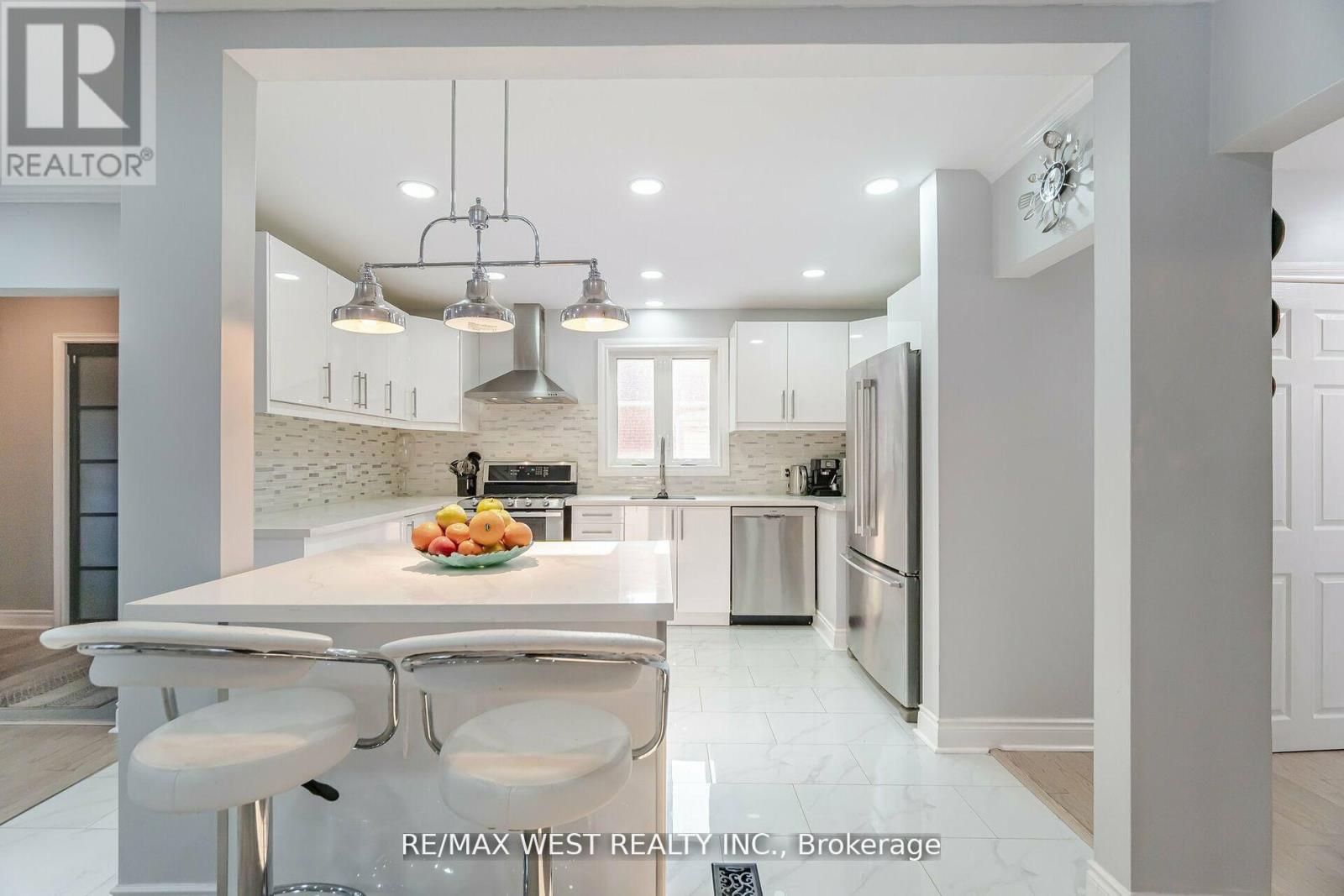 12 Gordon Park Drive, Toronto, Ontario  M9B 1J6 - Photo 9 - W12127046