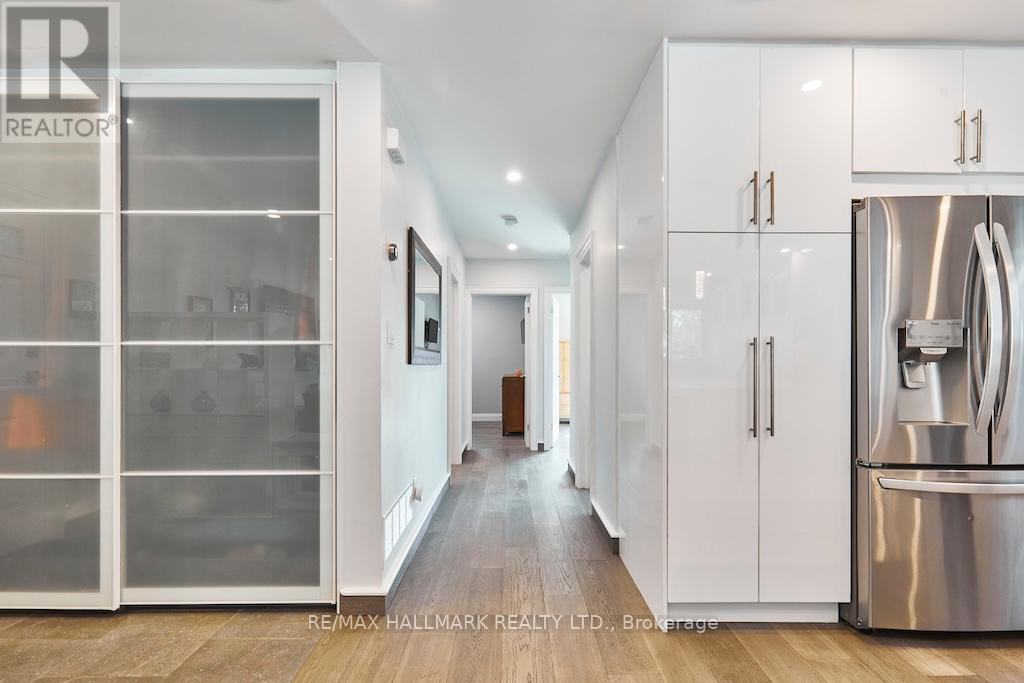 36 Farley Crescent, Toronto, Ontario  M9R 2A6 - Photo 12 - W12127067