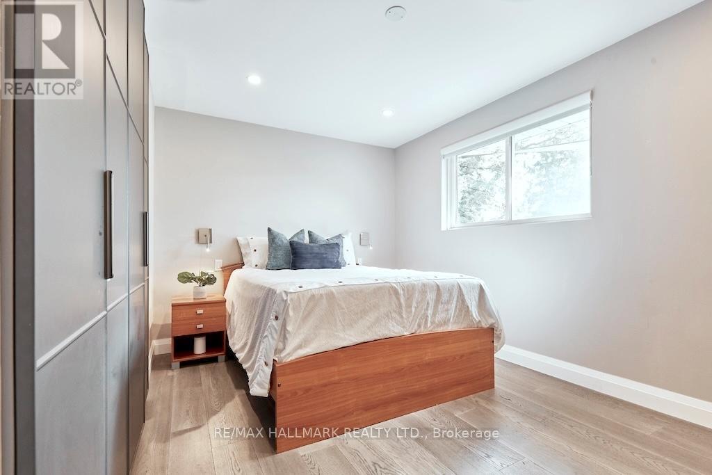 36 Farley Crescent, Toronto, Ontario  M9R 2A6 - Photo 13 - W12127067
