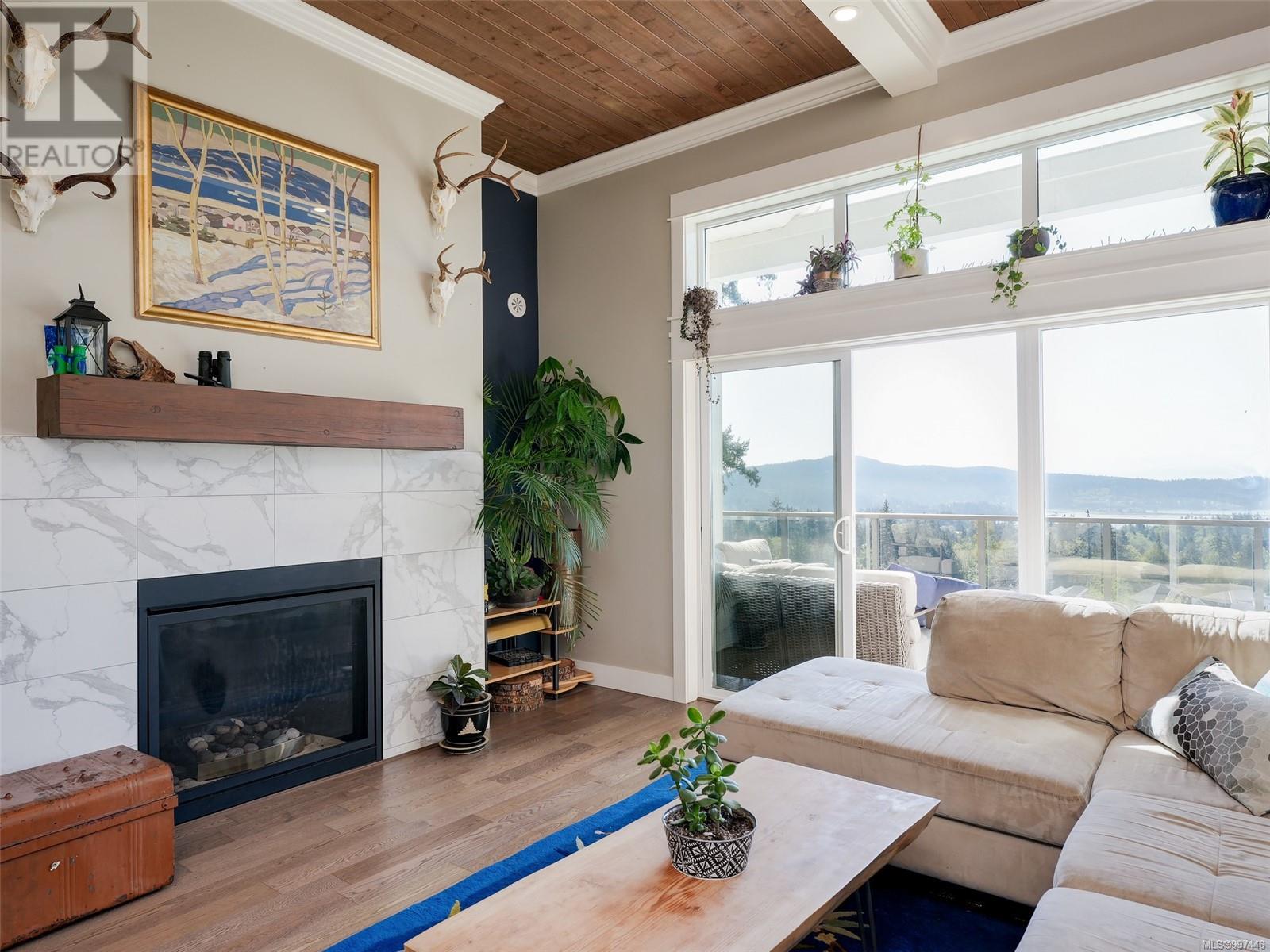Property at 2325 Mountain Heights Dr image 4