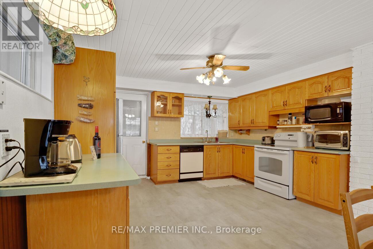 570 Phillip Street E, Gravenhurst, Ontario  P1P 1M3 - Photo 16 - X12127057