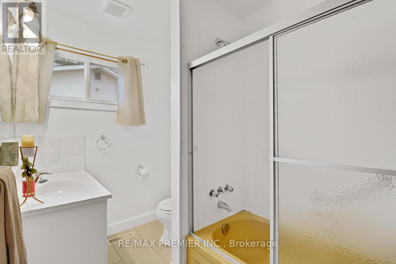 570 Phillip Street E, Gravenhurst, Ontario  P1P 1M3 - Photo 22 - X12127057