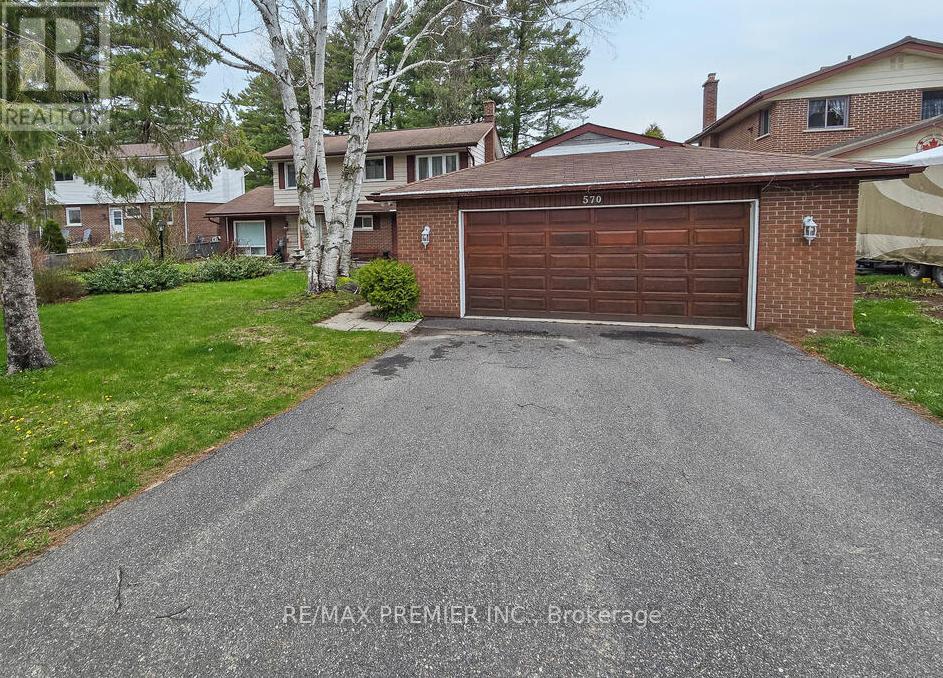 570 Phillip Street E, Gravenhurst, Ontario  P1P 1M3 - Photo 3 - X12127057