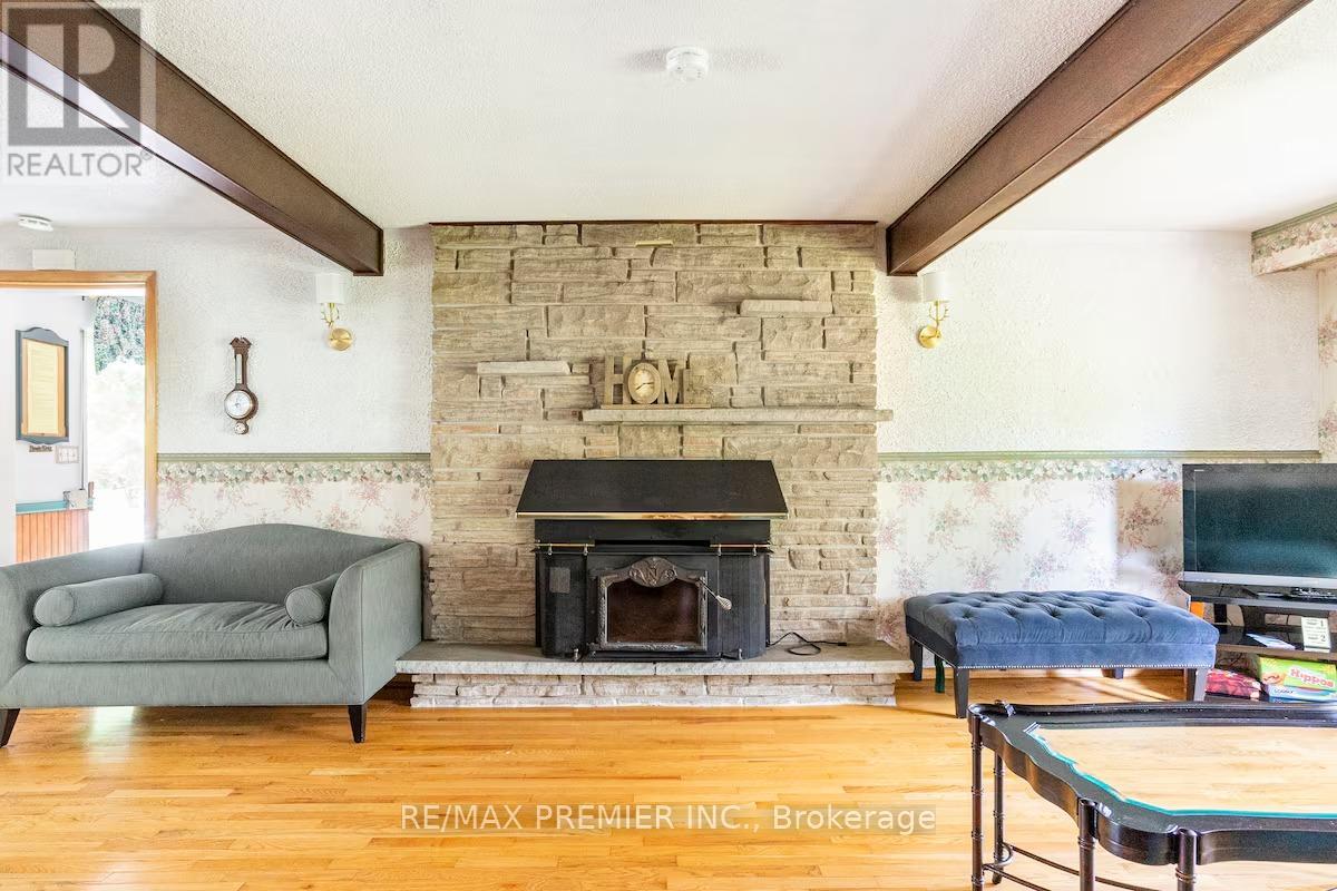 570 Phillip Street E, Gravenhurst, Ontario  P1P 1M3 - Photo 7 - X12127057