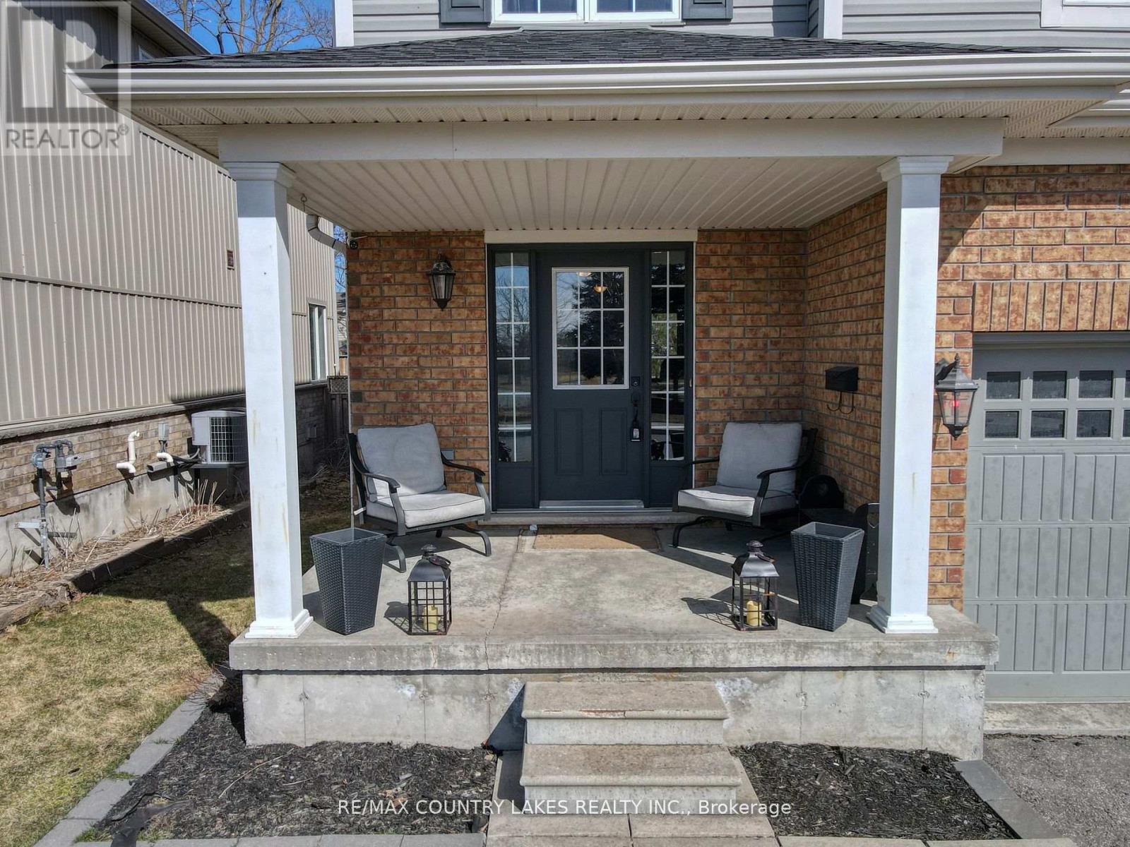 8 Fallingbrook Crescent, Kawartha Lakes (Lindsay), Ontario  K9V 0B3 - Photo 2 - X12127142