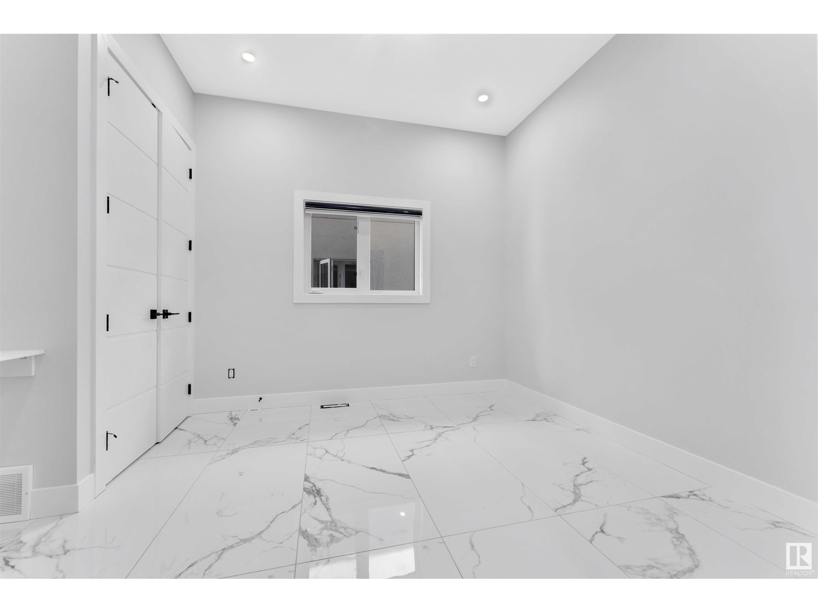 Property at 1736 18 ST NW image 4