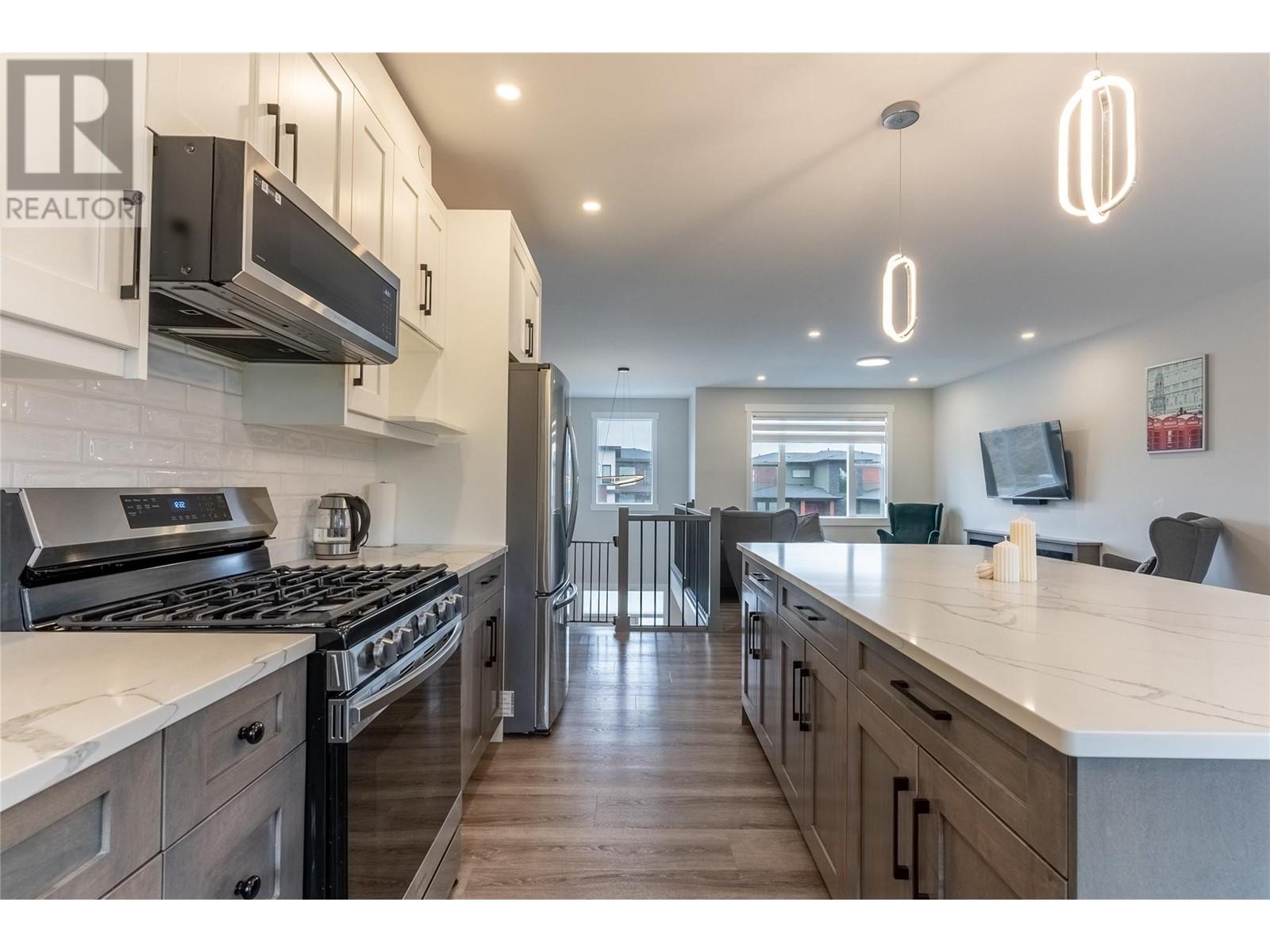 Property at 1097 EDGEHILL Place image 2