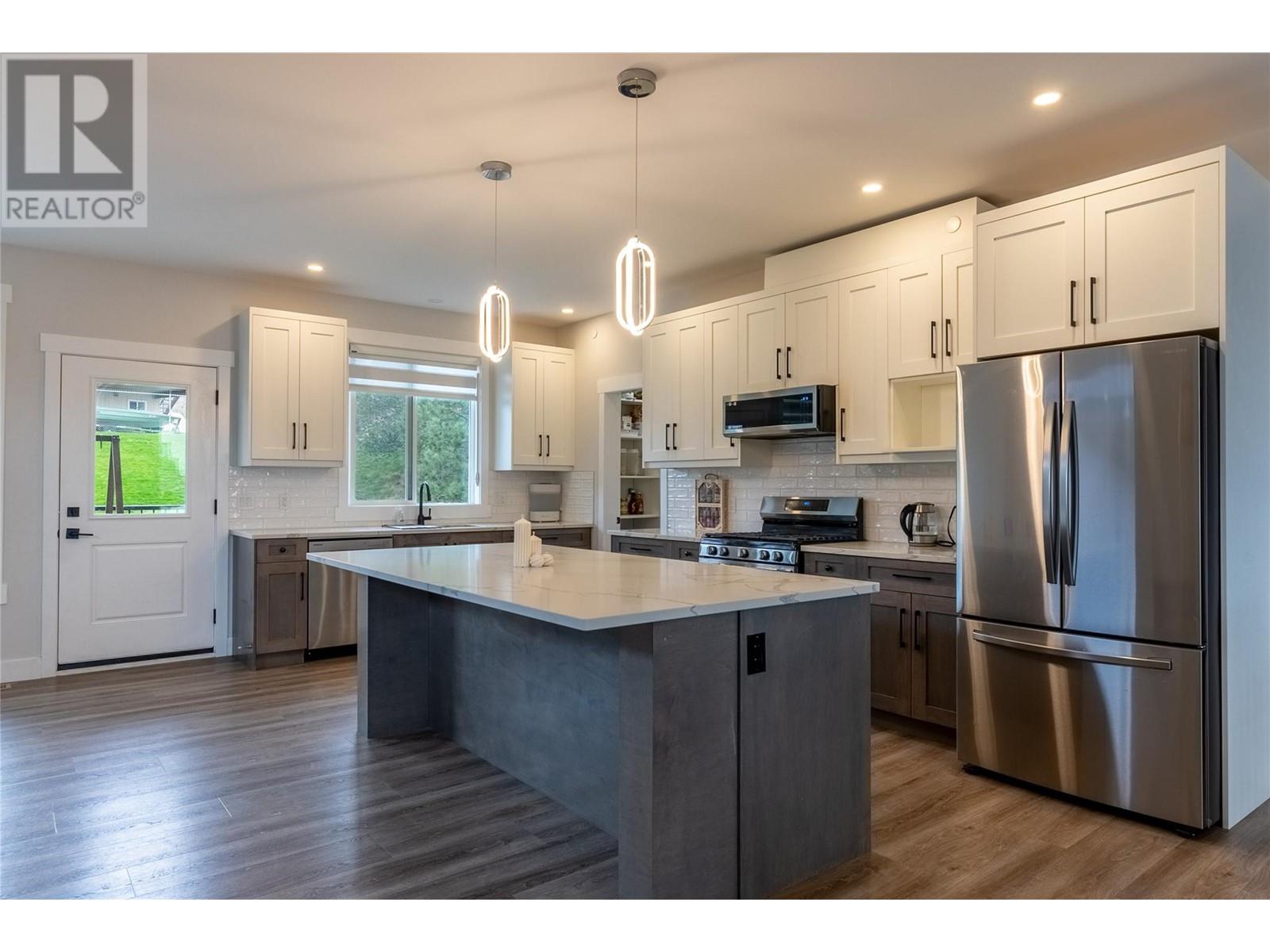 Property at 1097 EDGEHILL Place image 3