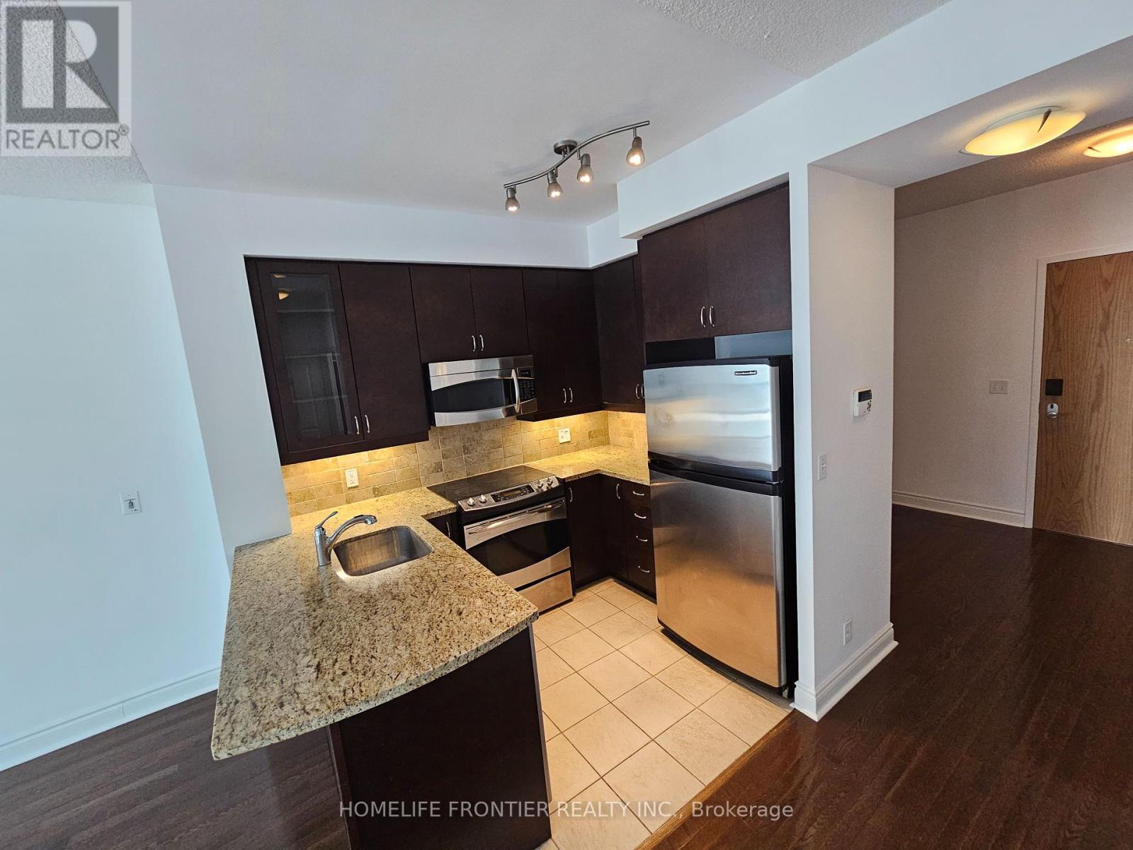 1102 - 1910 Lake Shore Boulevard W, Toronto, Ontario  M6S 1A2 - Photo 4 - W12126792