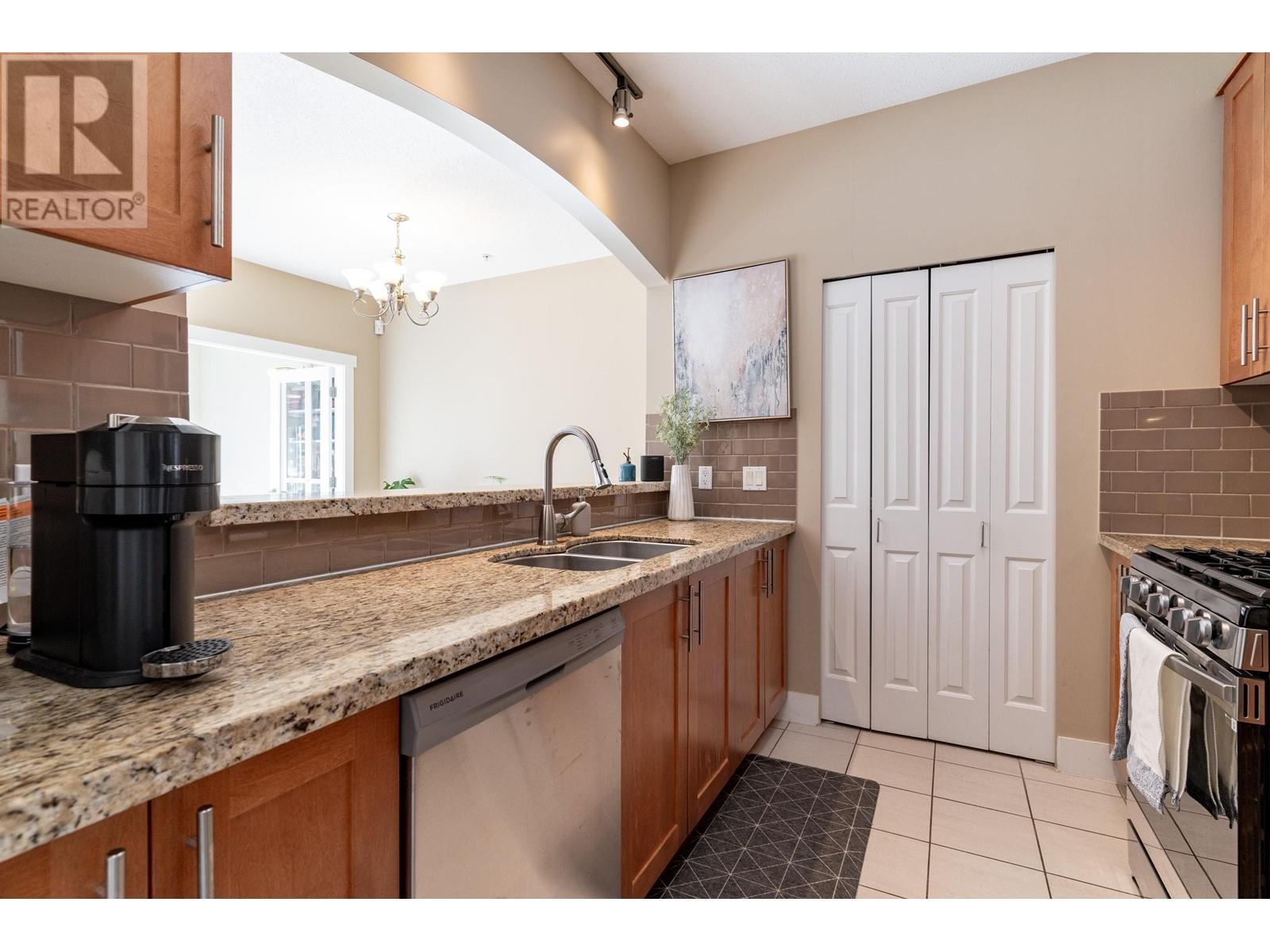 Listing Picture 6 of 33 : 301 4885 VALLEY DRIVE, Vancouver / 溫哥華 - 魯藝地產 Yvonne Lu Group - MLS Medallion Club Member