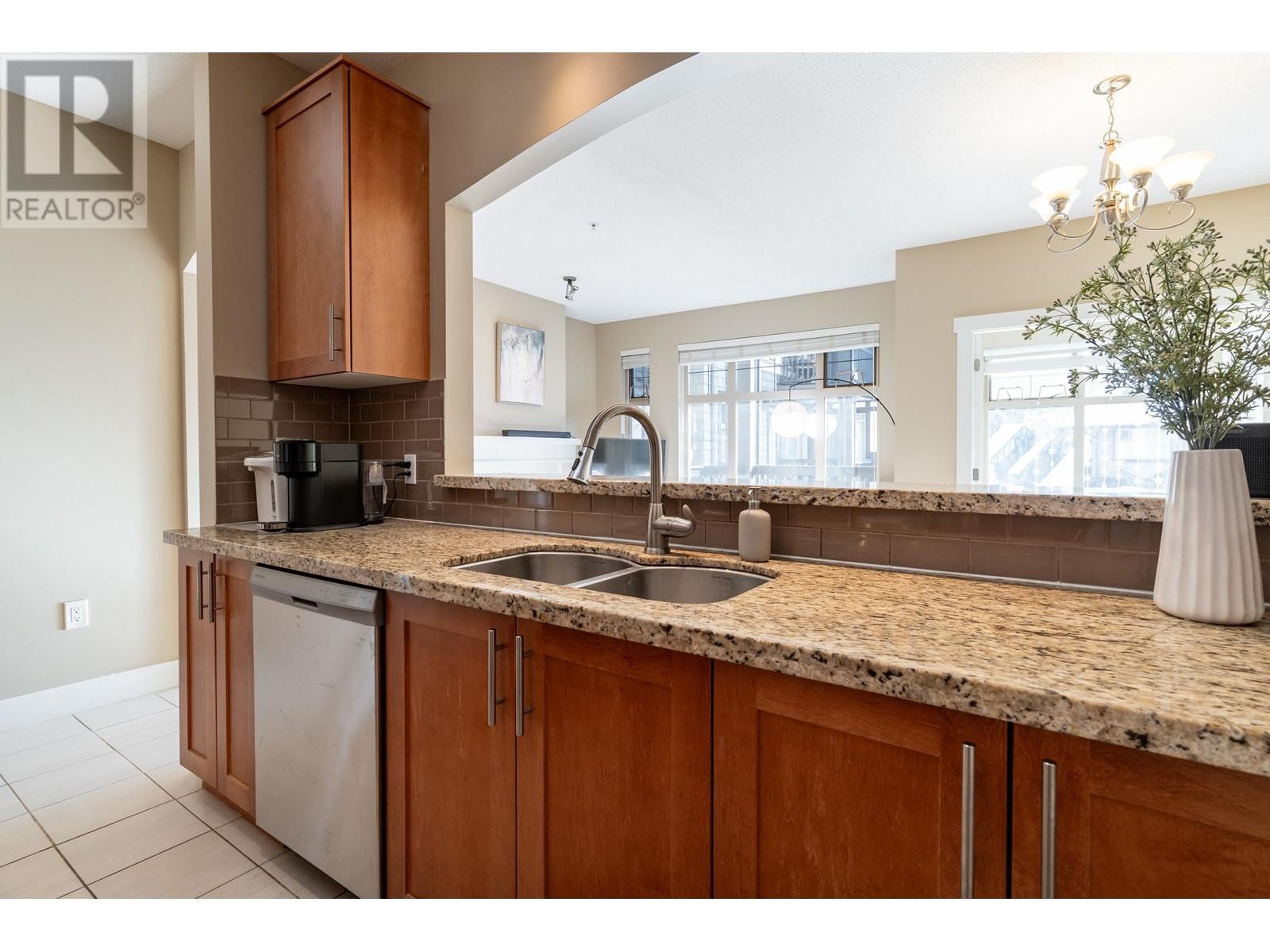 Listing Picture 7 of 33 : 301 4885 VALLEY DRIVE, Vancouver / 溫哥華 - 魯藝地產 Yvonne Lu Group - MLS Medallion Club Member