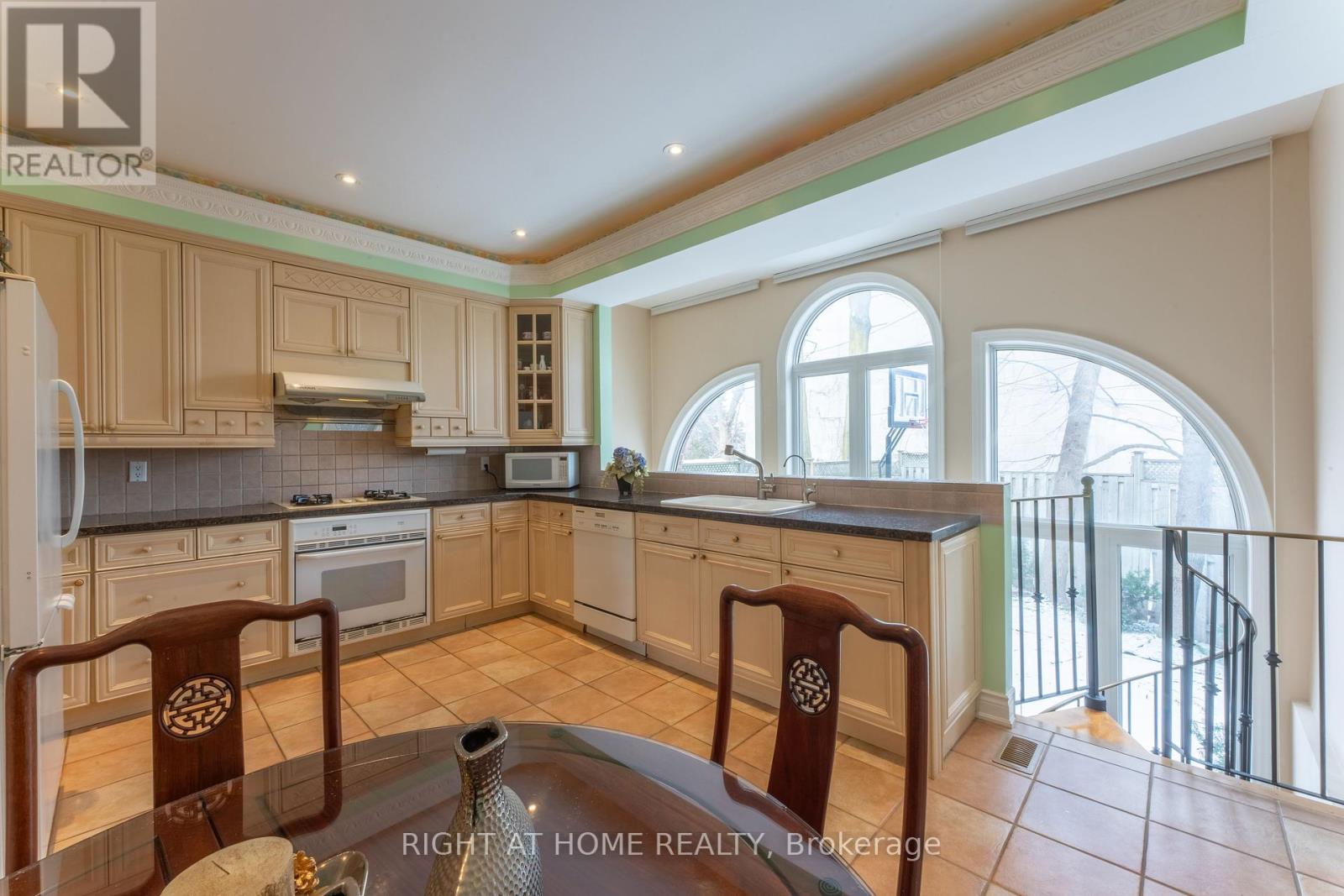 24 Malcolm Road, Toronto, Ontario  M4G 1X8 - Photo 14 - C12127174