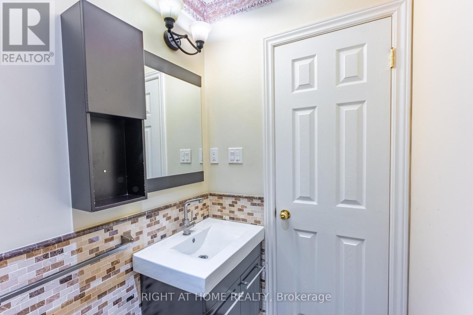 24 Malcolm Road, Toronto, Ontario  M4G 1X8 - Photo 32 - C12127174
