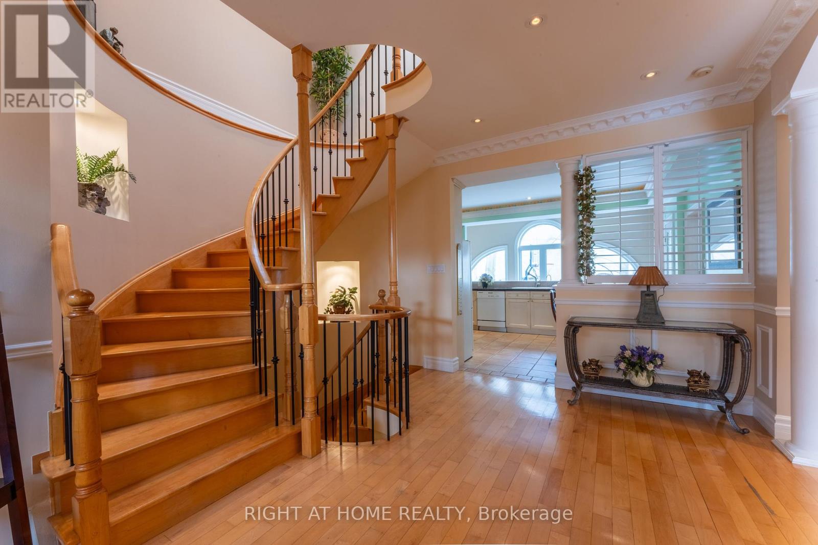 24 Malcolm Road, Toronto, Ontario  M4G 1X8 - Photo 5 - C12127174