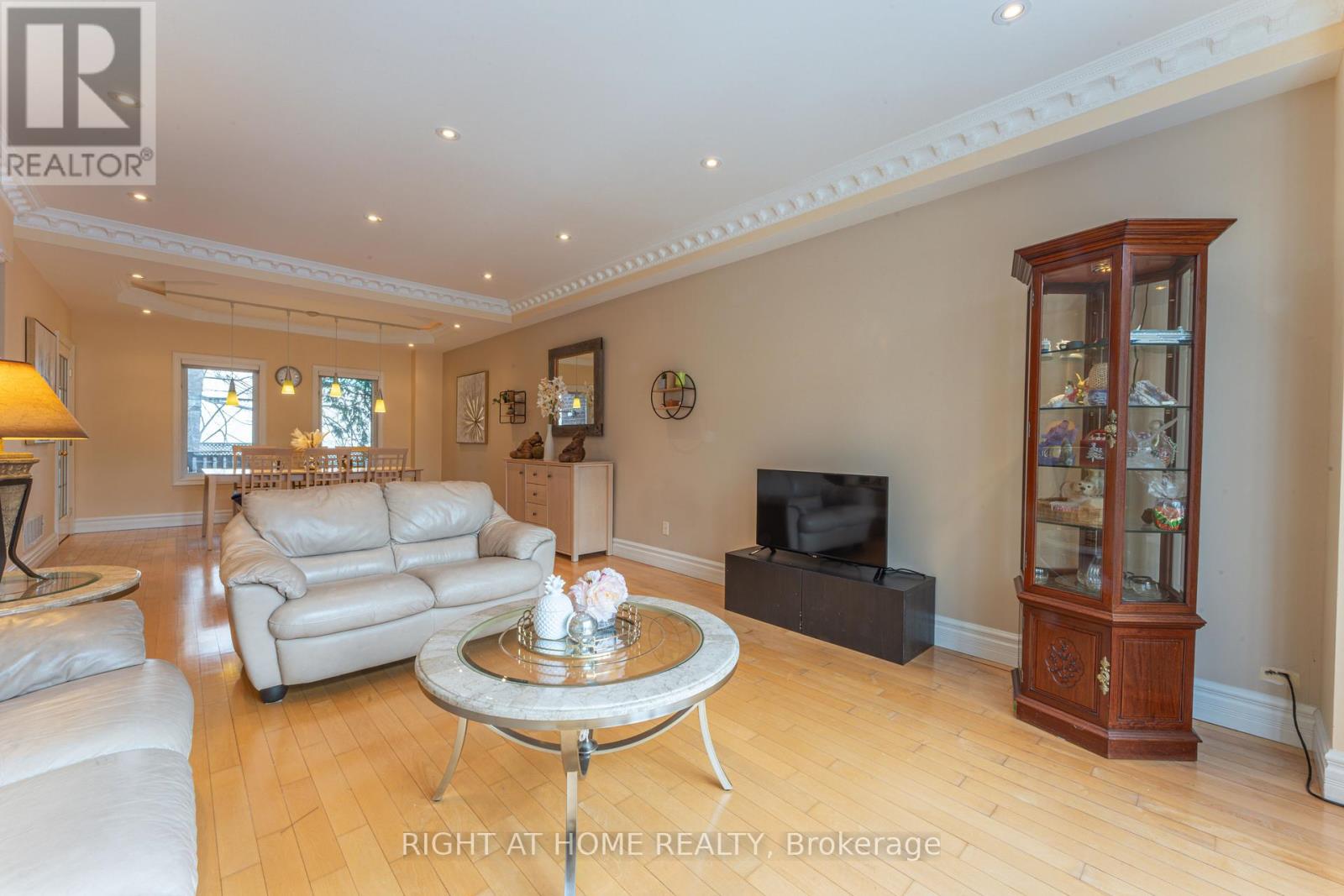 24 Malcolm Road, Toronto, Ontario  M4G 1X8 - Photo 8 - C12127174