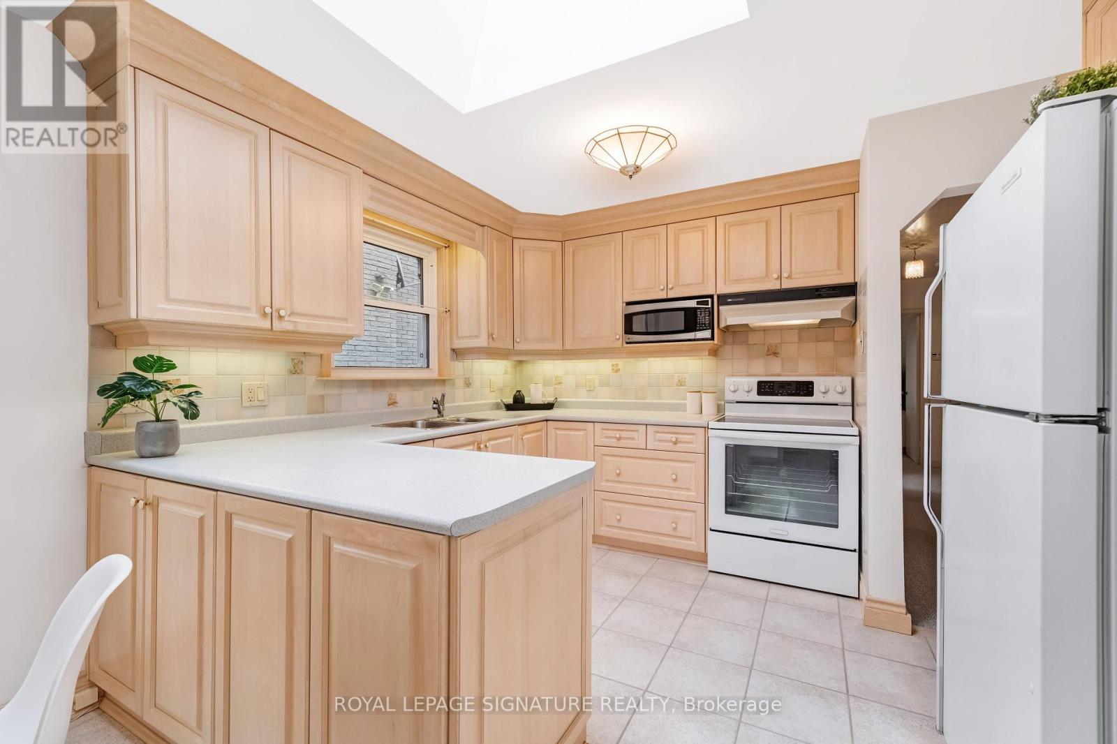 273 Dunview Avenue, Toronto, Ontario  M2N 4J4 - Photo 10 - C12127299