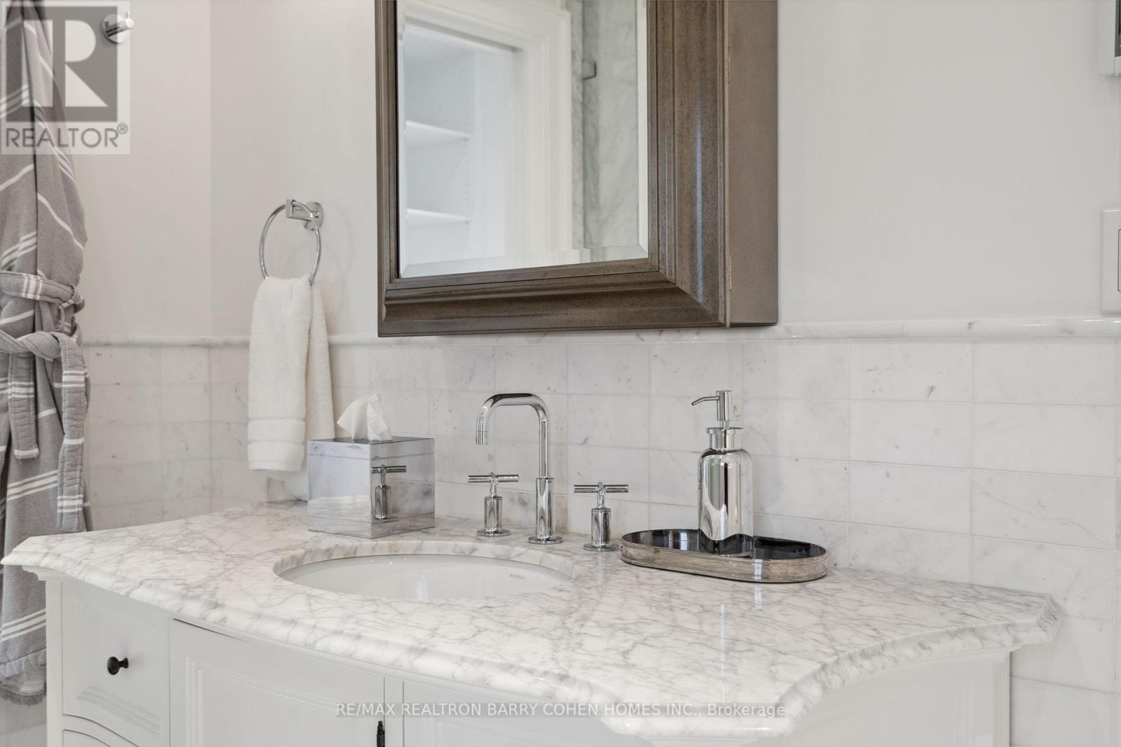 15 Park Lane Circle, Toronto, Ontario  M3B 1Z8 - Photo 18 - C12120460