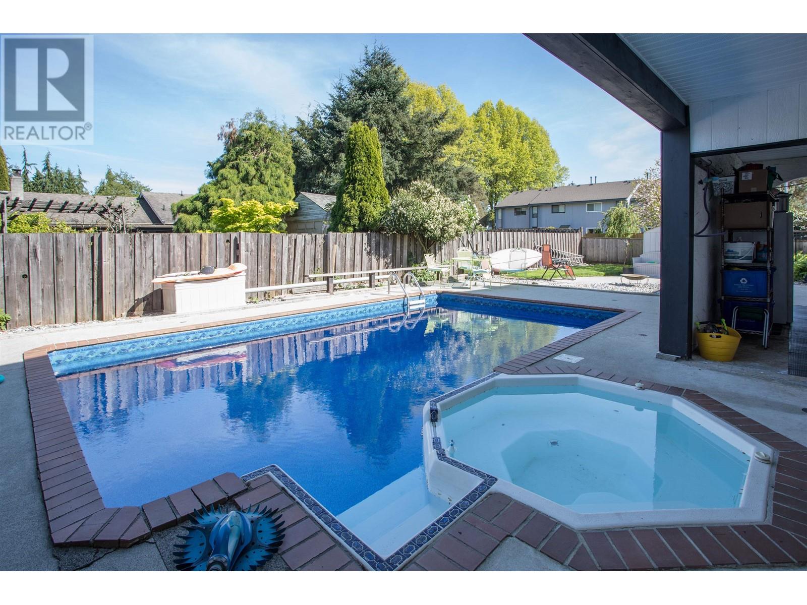 18985 119b Avenue, Pitt Meadows, British Columbia  V3Y 1X4 - Photo 2 - R2998770