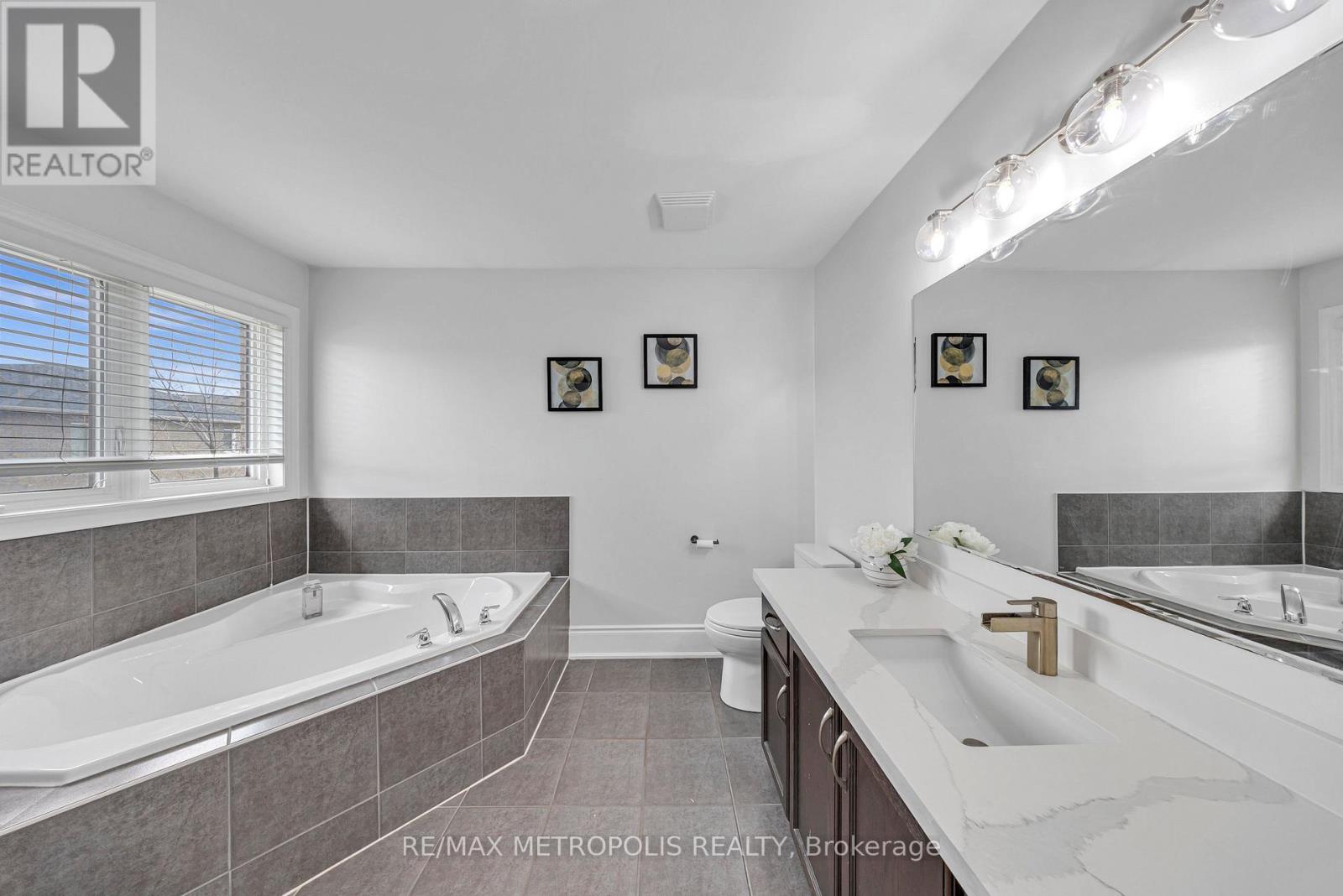 31 Carter Street, Bradford West Gwillimbury, Ontario  L3Z 0L5 - Photo 36 - N12127466