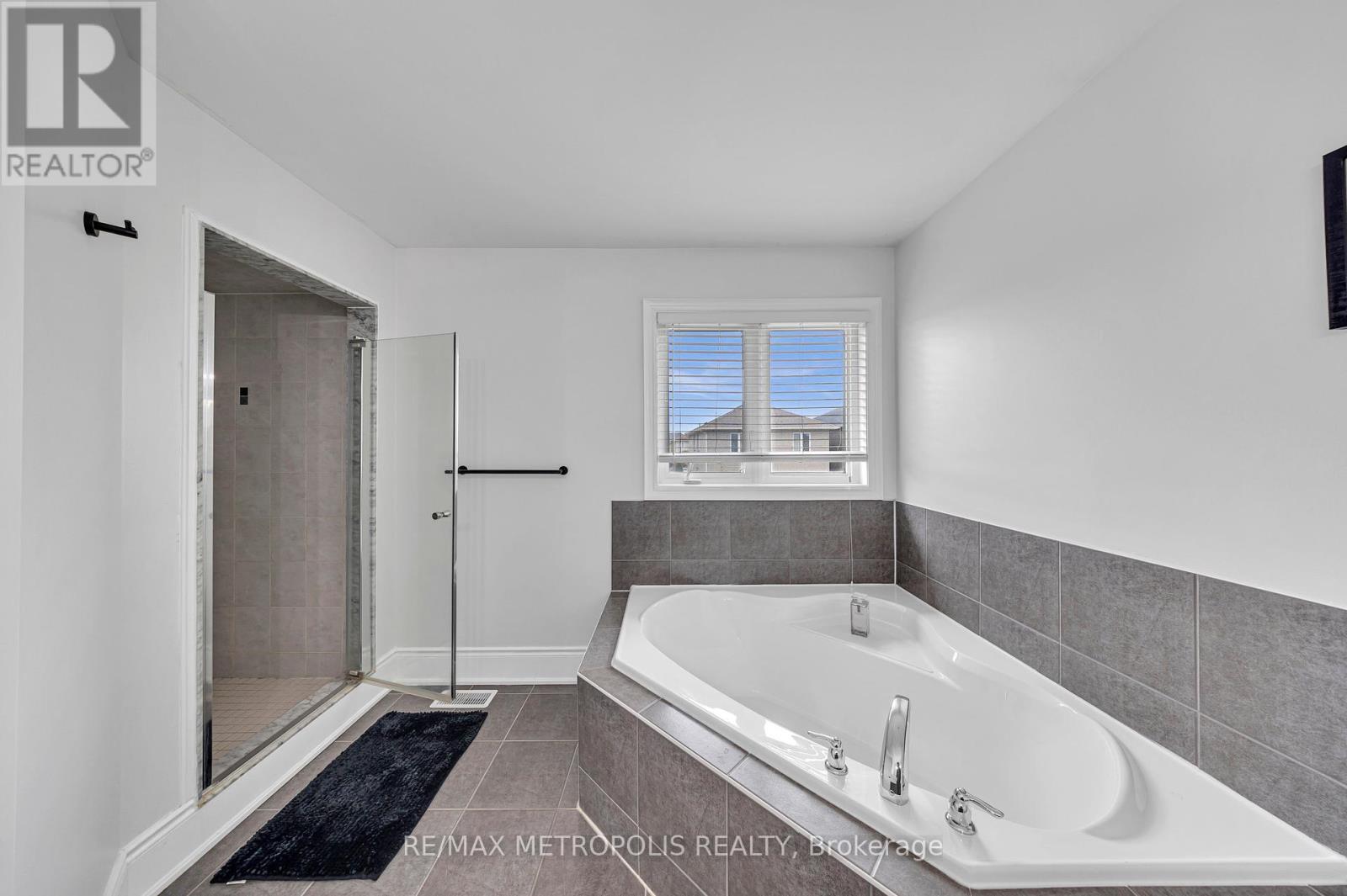 31 Carter Street, Bradford West Gwillimbury, Ontario  L3Z 0L5 - Photo 37 - N12127466