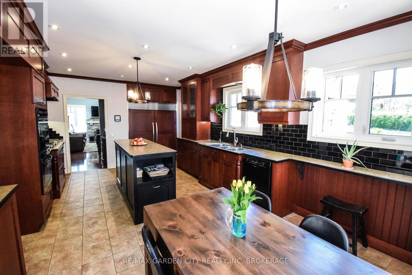 273 Canboro Road, Pelham (Fonthill), Ontario  L0S 1M0 - Photo 7 - X12127581