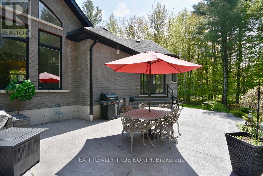 2 Sycamore Circle, Springwater, Ontario  L0L 2K0 - Photo 32 - S12127310