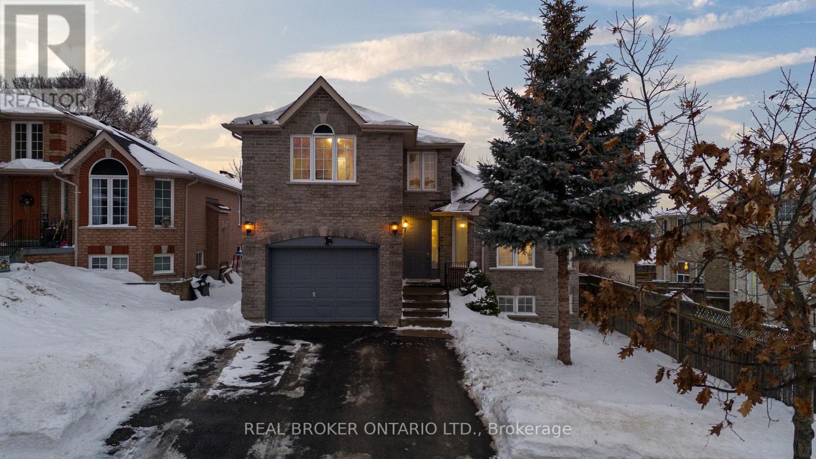 31 Bell Street, Barrie, Ontario  L4N 0J2 - Photo 2 - S12127393