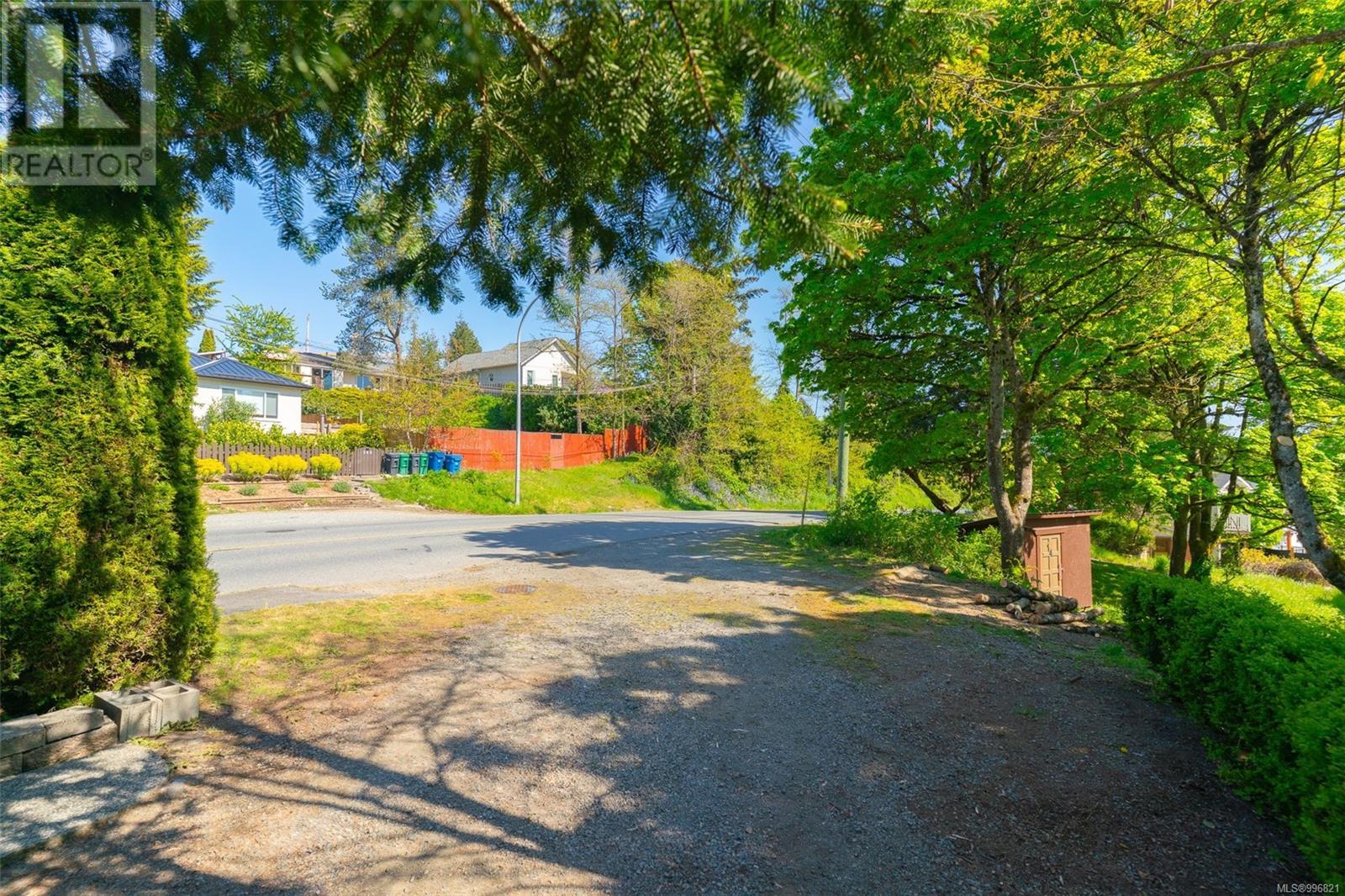 Property at 309 Pine St image 3