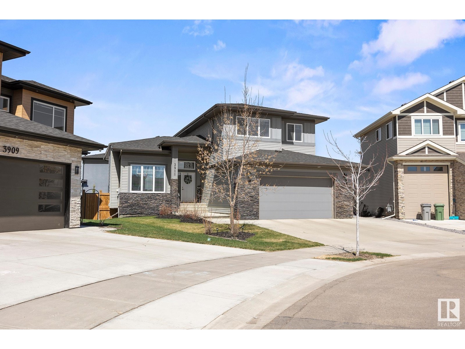 Property at 3911 44 AV image 2