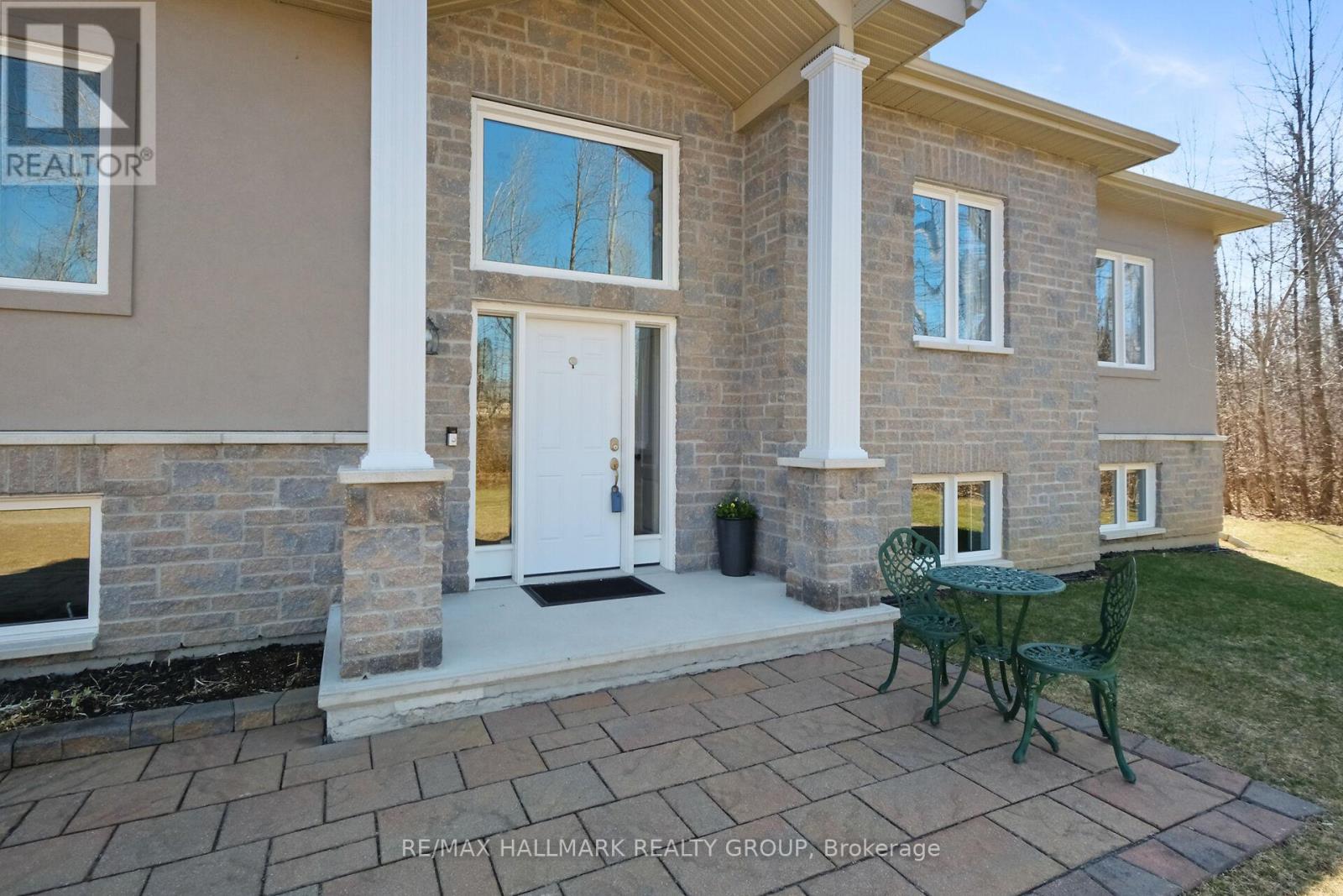 172 Wilbert Cox Drive, Ottawa, Ontario  K0A 1L0 - Photo 2 - X12127551