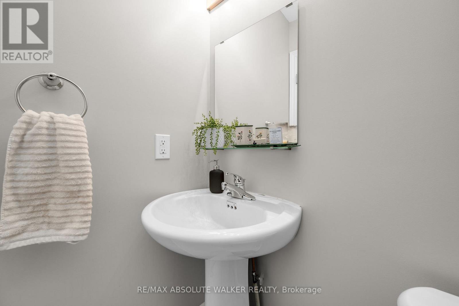 Property at 286 CAMBRIDGE STREET N image 4