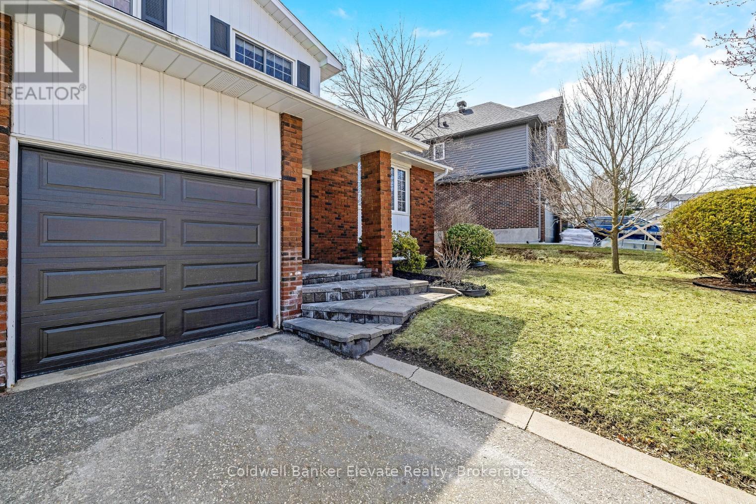 11 Hillside Drive, Halton Hills, Ontario  L7G 4W2 - Photo 4 - W12127181