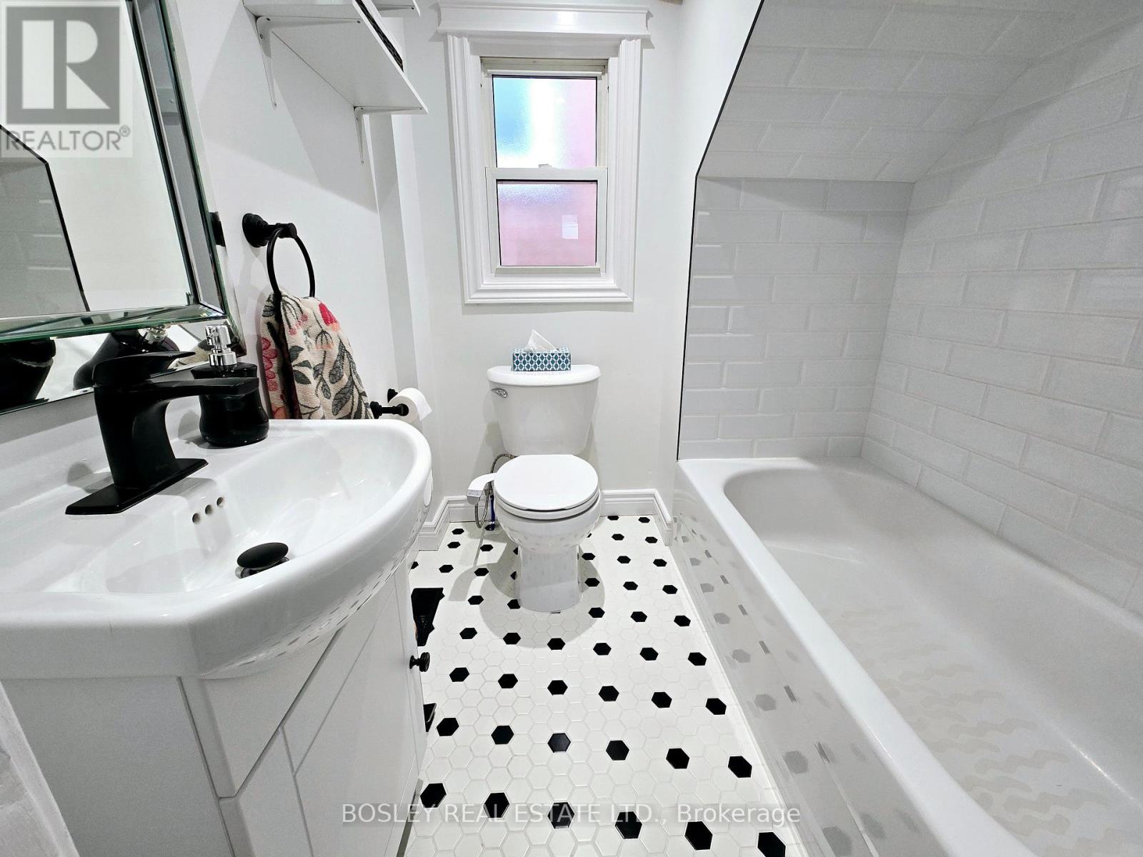 104 Aileen Avenue, Toronto, Ontario  M6M 1E9 - Photo 17 - W12127405