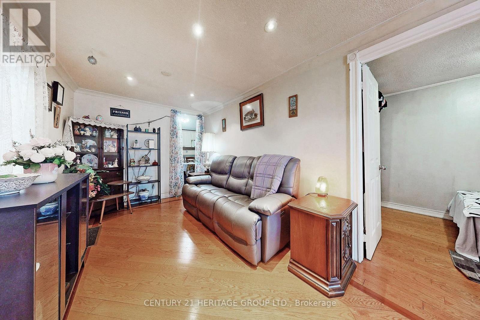 1045 East Avenue, Mississauga, Ontario  L5E 1X1 - Photo 4 - W12127431