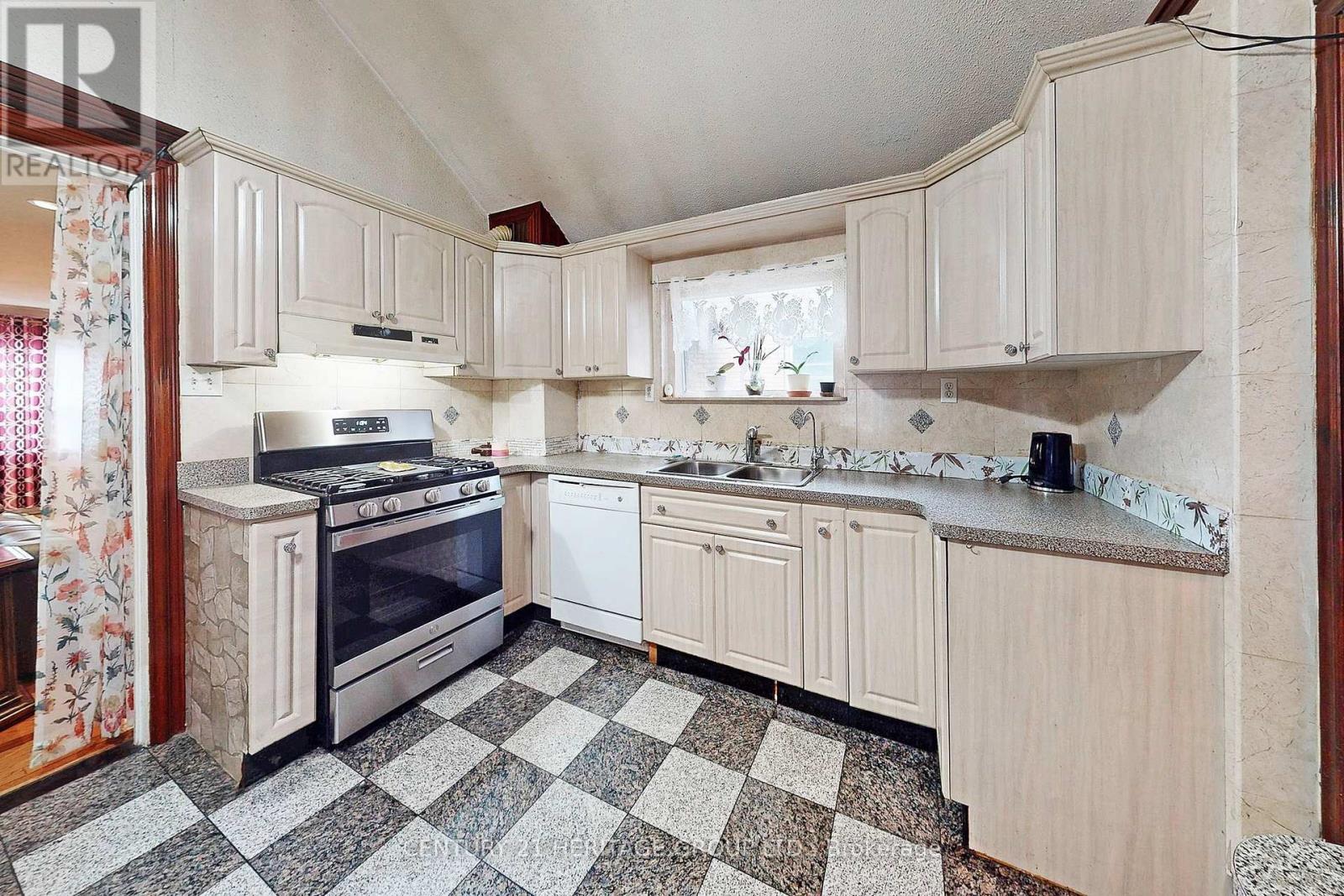 1045 East Avenue, Mississauga, Ontario  L5E 1X1 - Photo 8 - W12127431