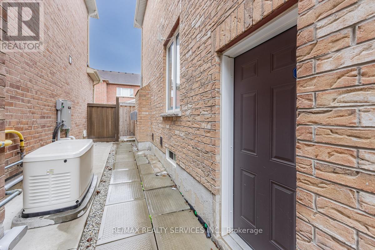 71 Humberstone Crescent, Brampton, Ontario  L7A 4C1 - Photo 11 - W12127445