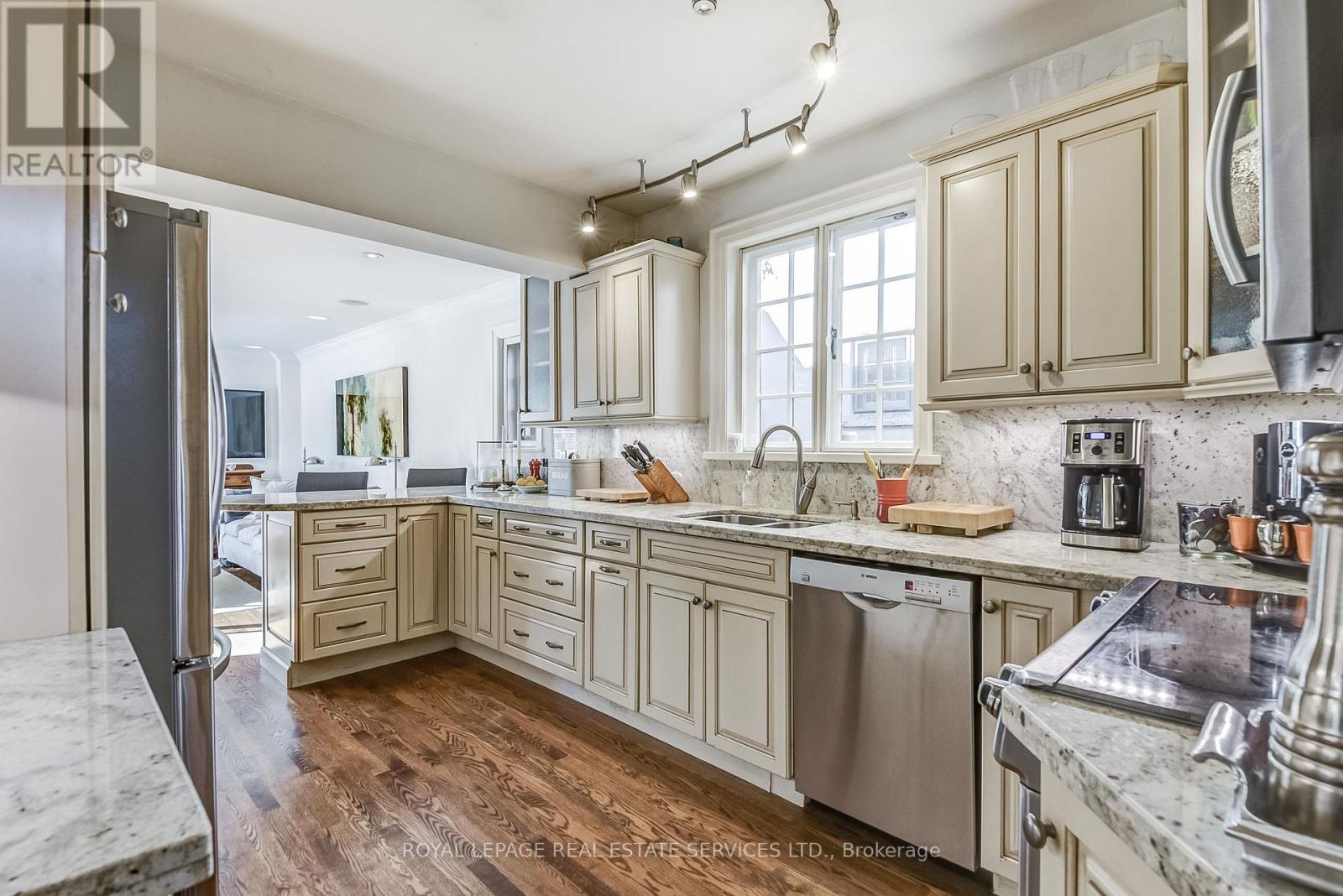 39 Strath Avenue, Toronto, Ontario  M8X 1R2 - Photo 8 - W12127493