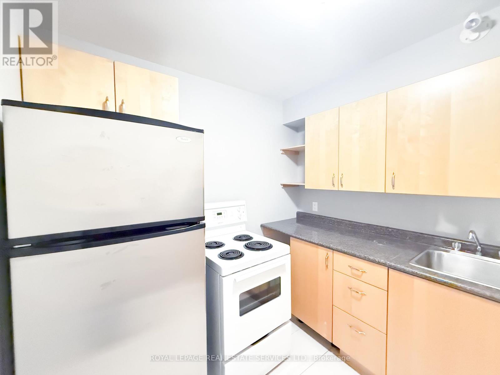 Lower - 3352 Dundas Street W, Toronto, Ontario  M6P 2A4 - Photo 3 - W12127503
