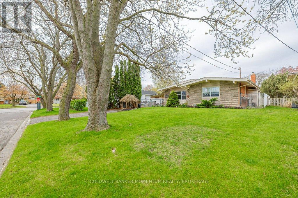 40 Black Knight Road, St. Catharines (Lakeport), Ontario  L2N 3C2 - Photo 3 - X12123118