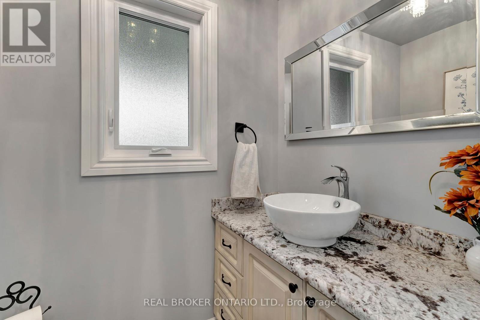 14 Federal Street, Hamilton (Riverdale), Ontario  L8E 0H3 - Photo 17 - X12127338