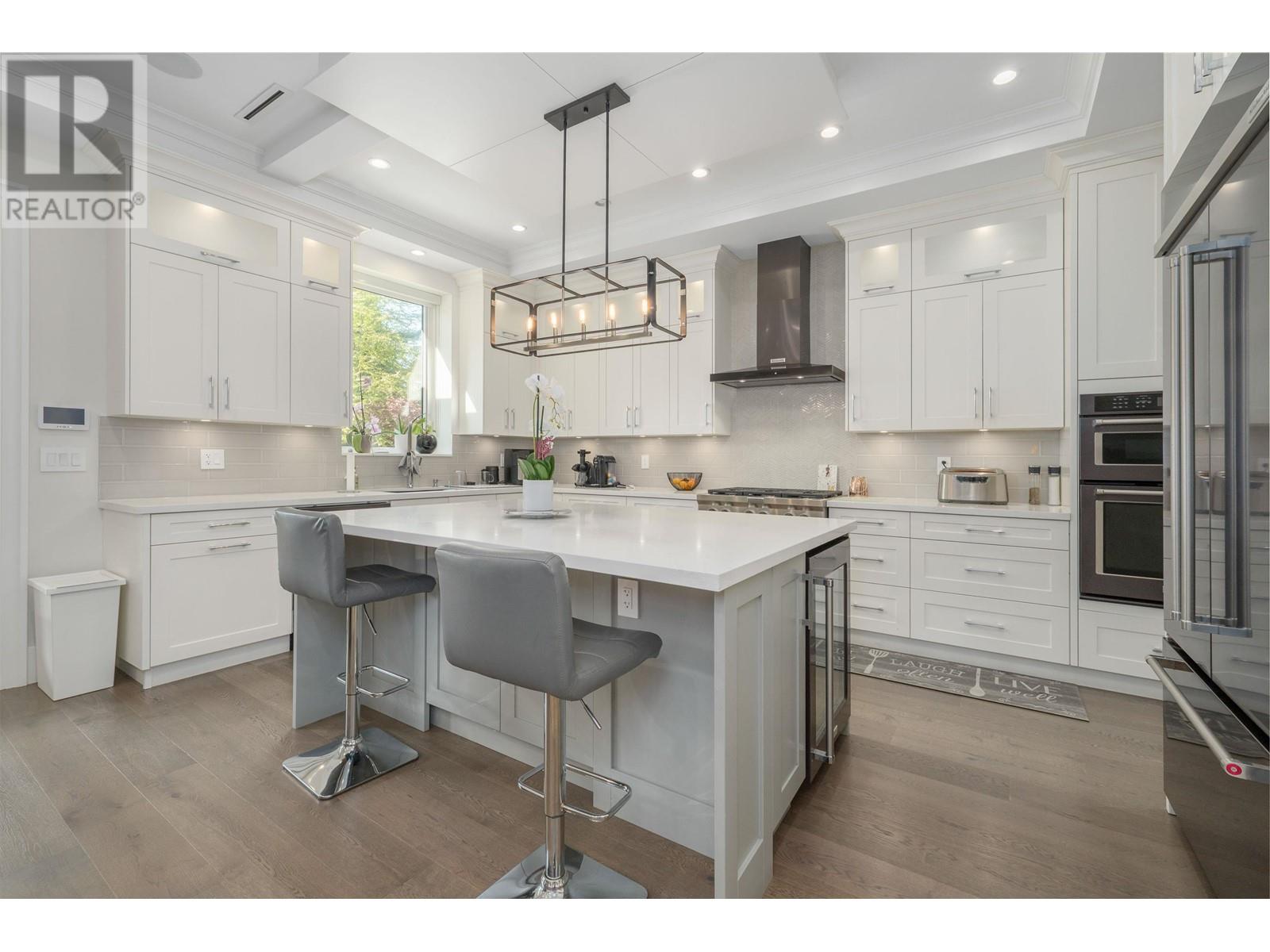 Property at 656 LINTON STREET image 3