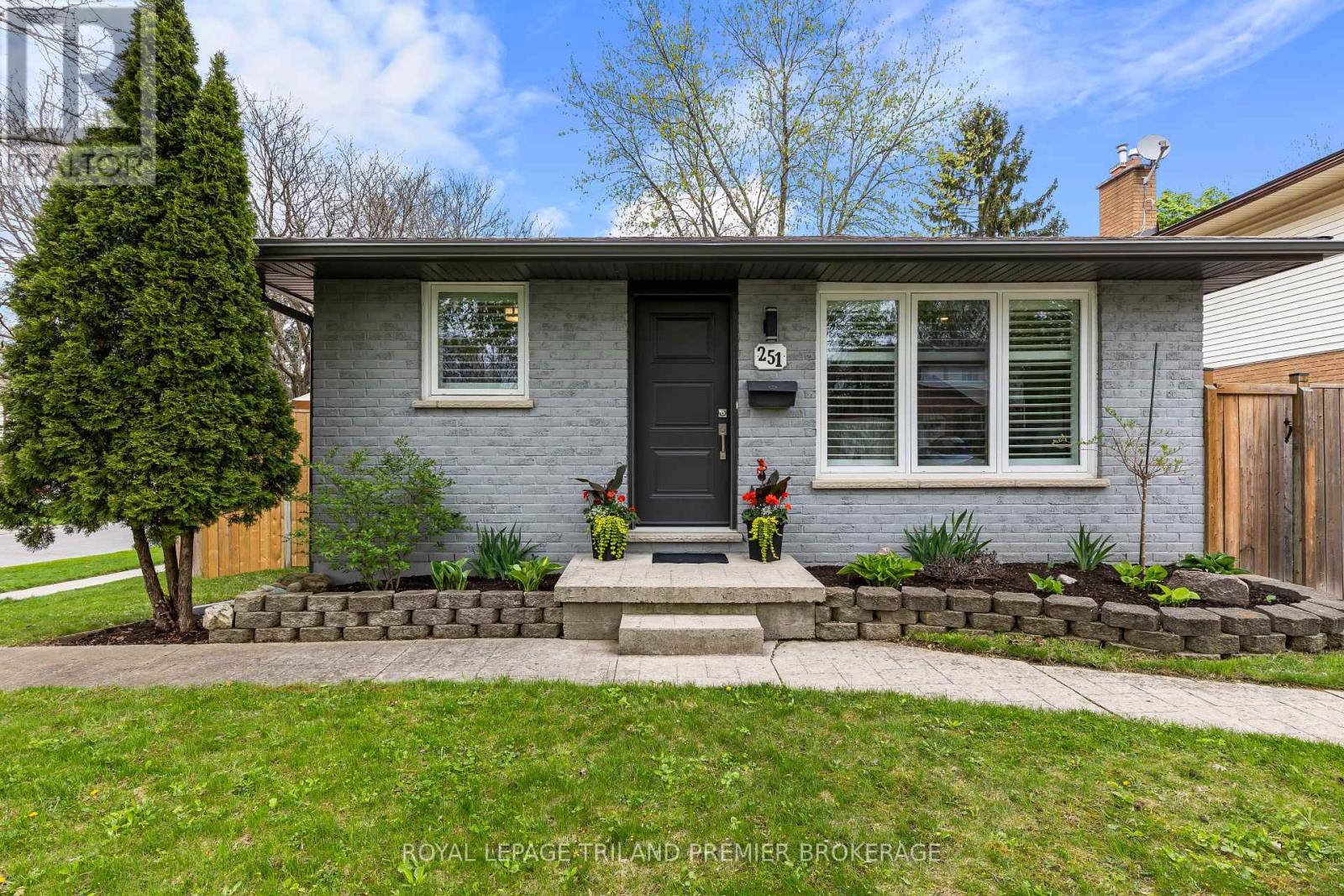 Property at 251 HIGHVIEW CRESCENT image 2