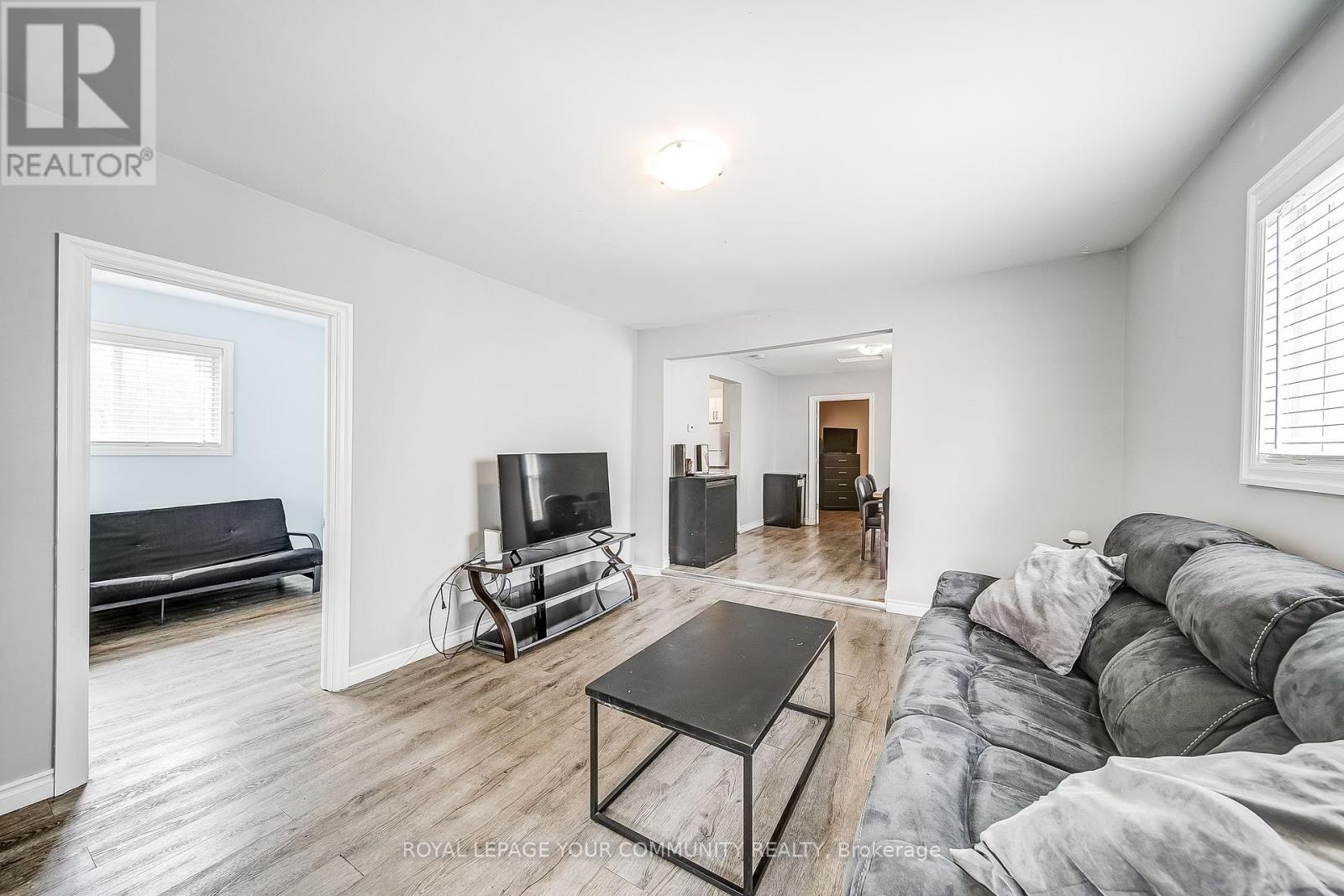 86 Temperance Street, Aurora, Ontario  L4G 2P8 - Photo 2 - N12127539