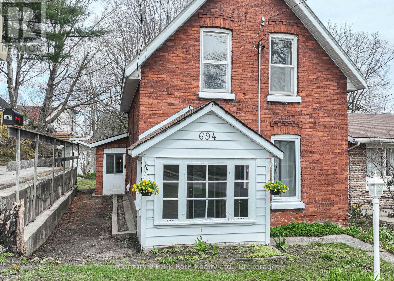 Property at 694 QUEBEC STREET image 1
